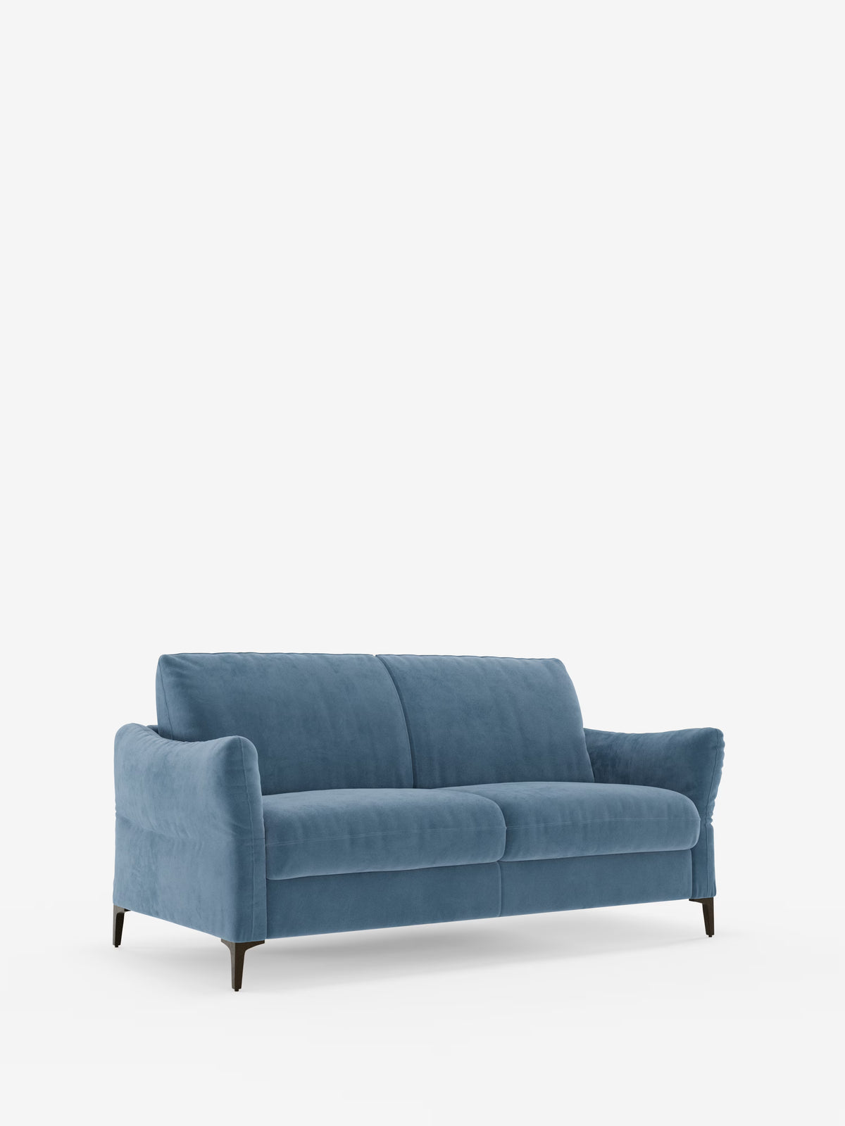 Un divano letto Dalia blu in stile contemporaneo di Divani.Store, realizzato in tessuto vellutato T30 moderno e resistente alle macchie, con braccioli leggermente ricurvi, due cuscini per la seduta e lo schienale e sottili gambe nere. Le linee pulite e la morbida consistenza del divano risaltano su uno sfondo bianco a tinta unita, sottolineandone l’elegante design di ispirazione scandinava.