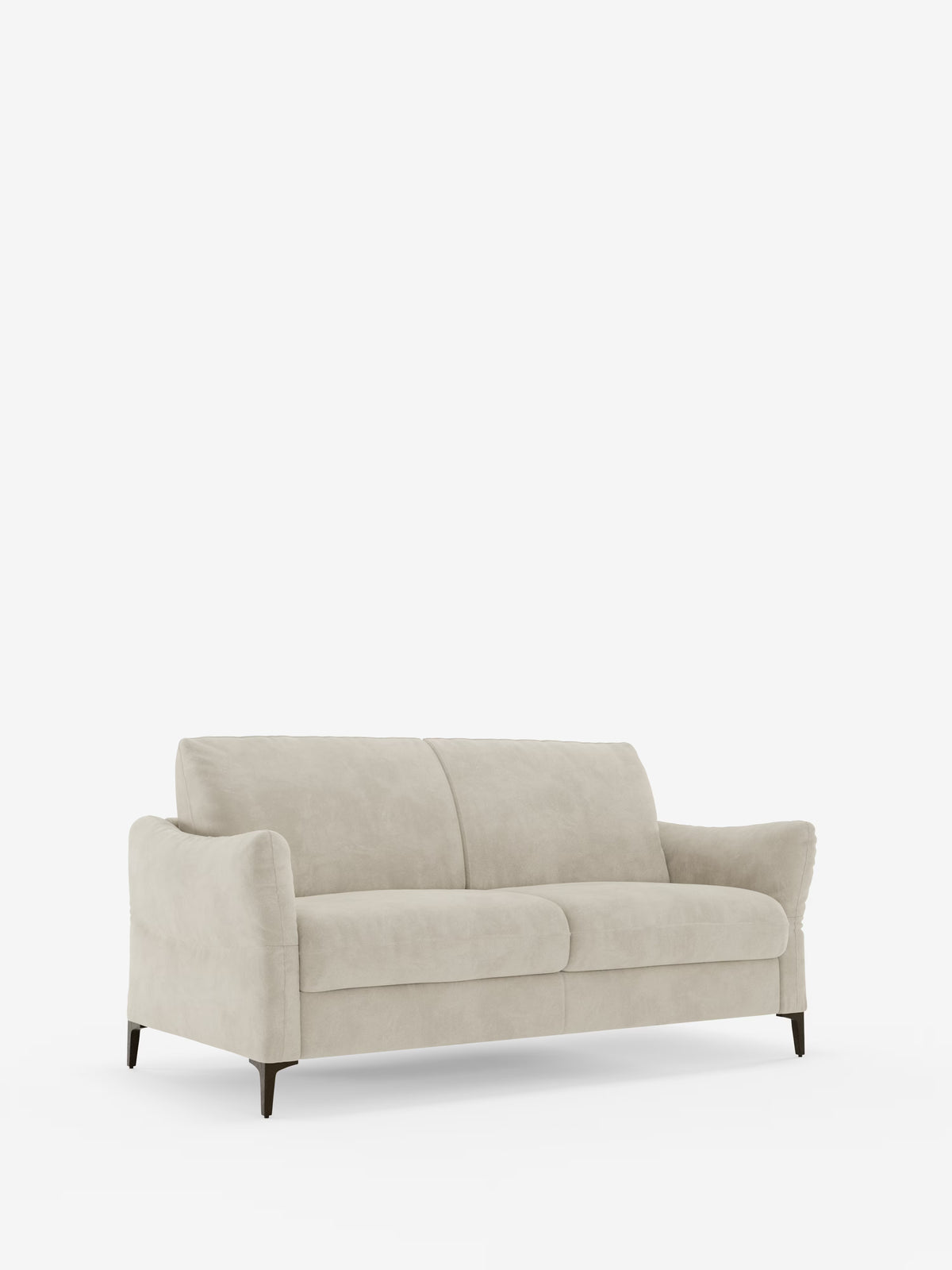 Un divano letto Dalia in stile contemporaneo di Divani.Store, rivestito in moderno tessuto di velluto antimacchia T30 color beige chiaro, dotato di due cuscini di seduta, due cuscini di schienale, braccioli sottili e ricurvi e gambe affusolate in legno scuro. Immagine ripresa su sfondo bianco.