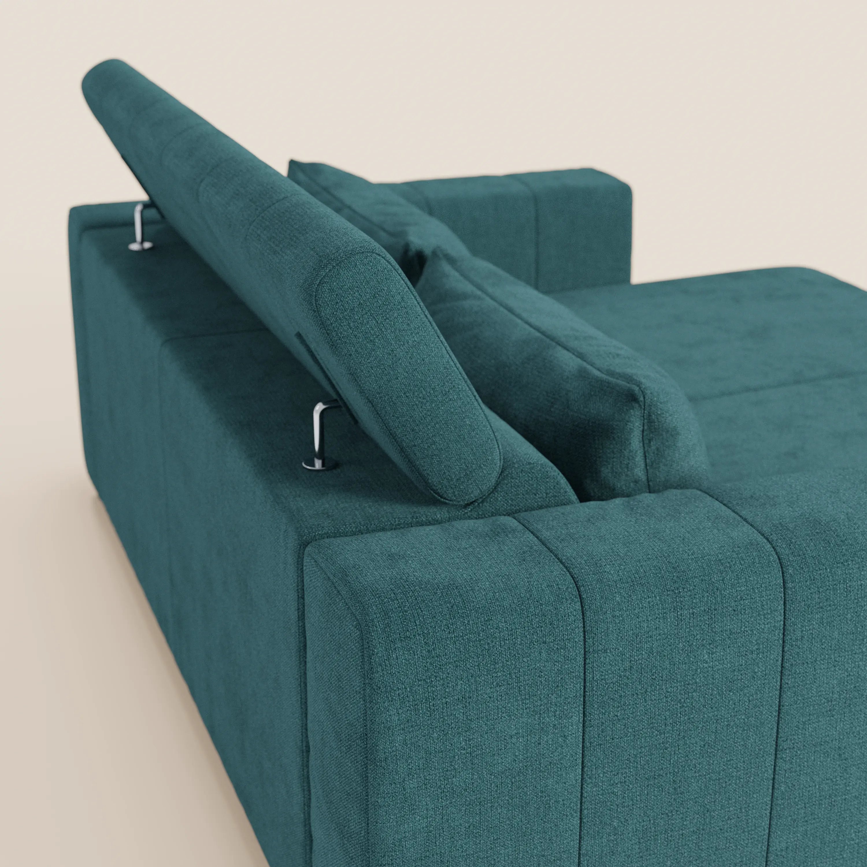 Il divano Doric 3 posti di Divani.Store, in tessuto T23 verde acqua facile da pulire, è caratterizzato da braccioli squadrati, poggiatesta e sedute regolabili tramite relax elettrico, linee pulite e moderne, supporti dello schienale in metallo a vista e cuscini coordinati su uno sfondo bianco sporco.