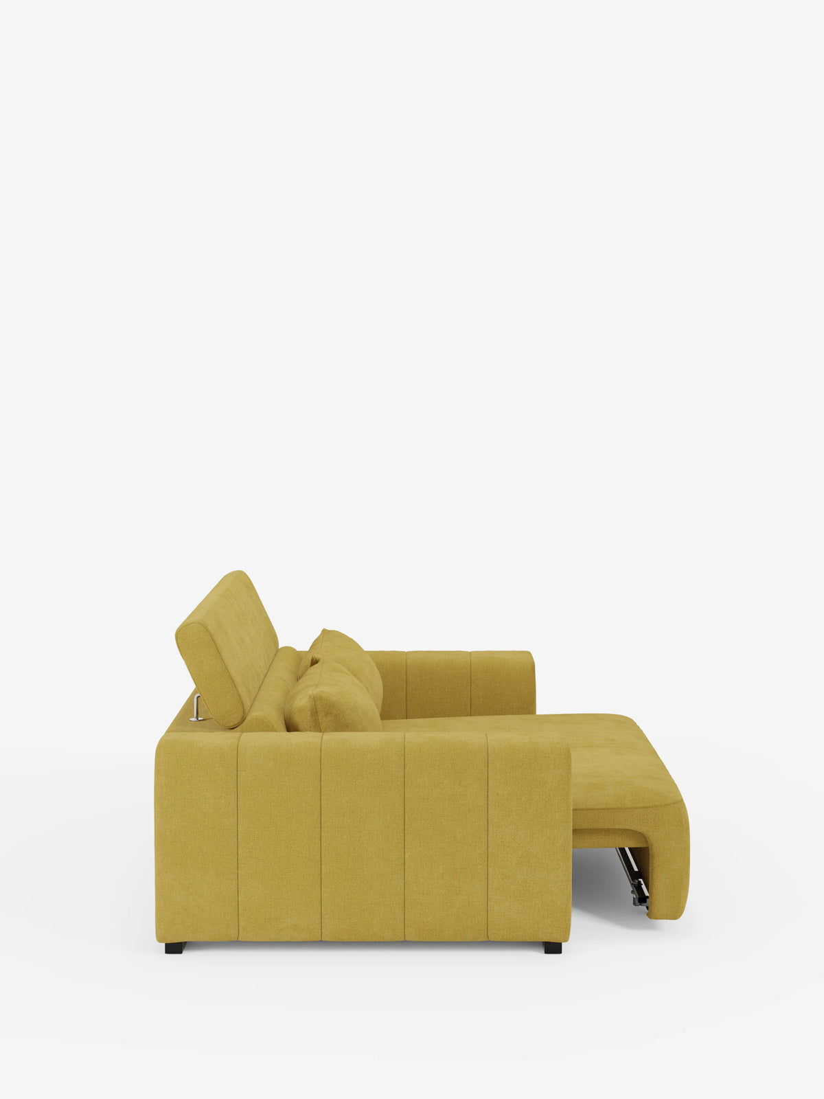 Ecco una versione rivista della tua frase utilizzando i dati del prodotto forniti: Vista laterale del divano Doric a 3 posti con sedute allungabili tramite meccanismo relax elettrico di Divani.Store, presentato in tessuto T23 giallo senape smacchiabile. Questo divano componibile presenta sedute ampie, cuscini morbidi, poggiatesta reclinabili regolabili e una chaise longue rivolta verso destra, il tutto su uno sfondo bianco a tinta unita.