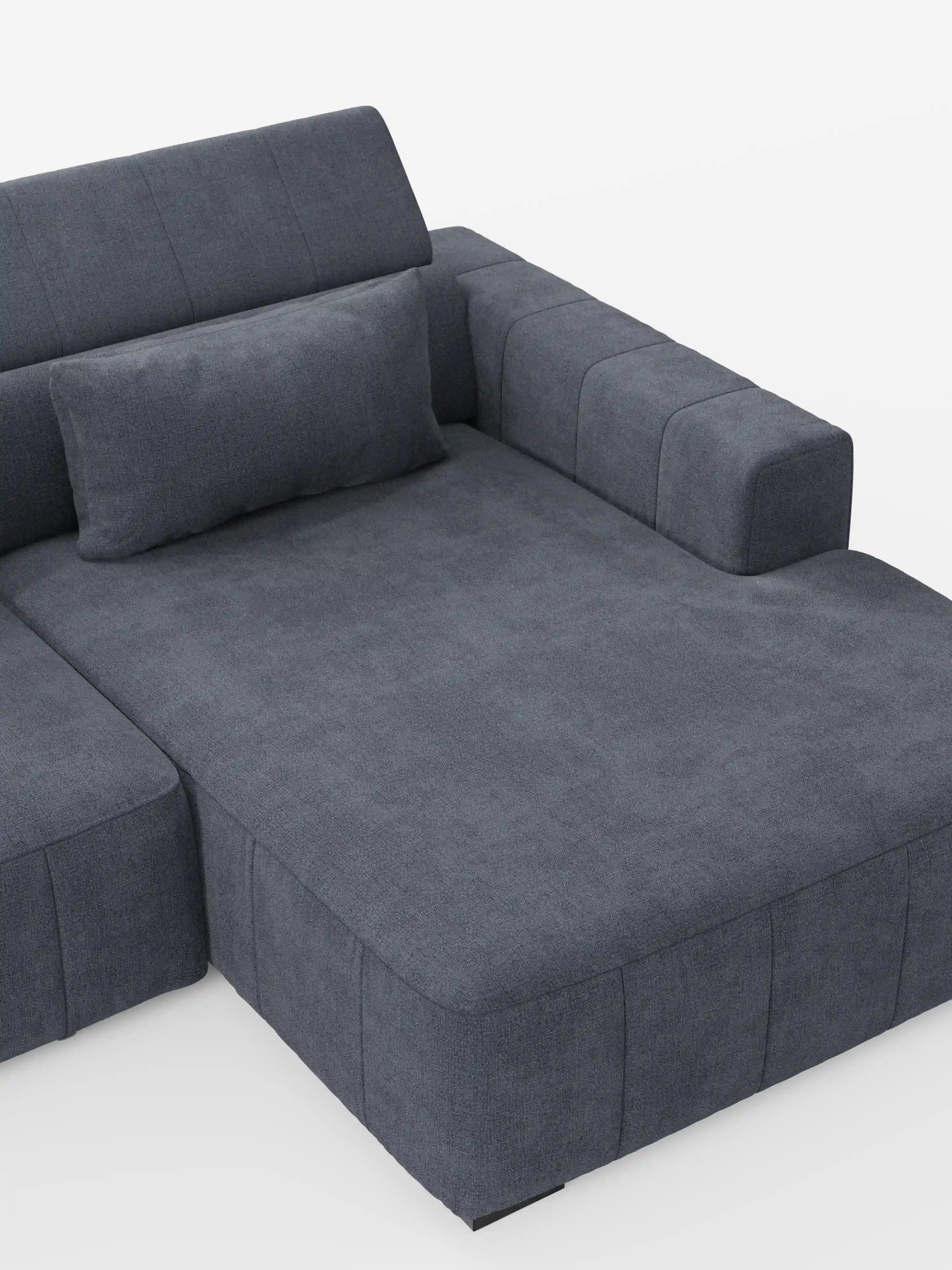 Un divano angolare contemporaneo grigio scuro in stile dorico con penisola e sedute allungabili con relax elettrico di Divani.Store, caratterizzato da cuscini ampi e piatti e da un unico bracciolo. Lo schienale è dotato di un poggiatesta reclinabile e regolabile per un maggiore comfort, accompagnato da un cuscino rettangolare abbinato. Rivestito in morbido tessuto testurizzato T23 resistente alle macchie, questo divano componibile si staglia su uno sfondo bianco a tinta unita.