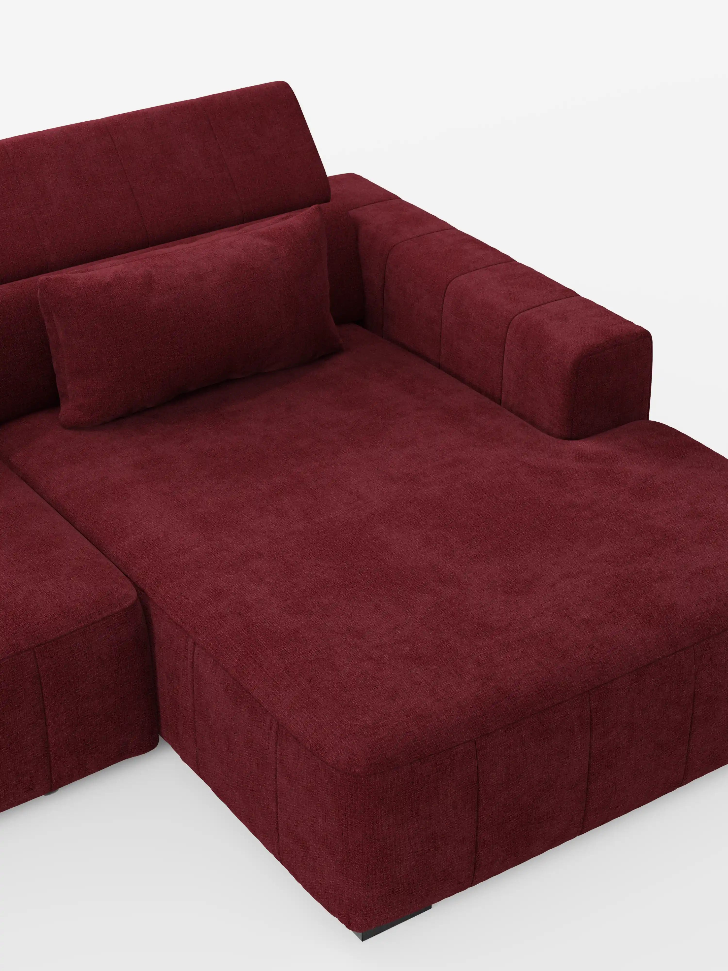 In questa immagine è raffigurato il divano angolare con penisola e sedute allungabili con relax elettrico “Doric” di Divani.Store. Rivestito in tessuto T23 rosso intenso e resistente alle macchie, il divano presenta un'ampia zona relax tipica di un «divano con penisola», con sedute allungabili elettricamente e poggiatesta regolabili. Un cuscino rettangolare abbinato poggia contro lo schienale, su uno sfondo bianco a tinta unita.