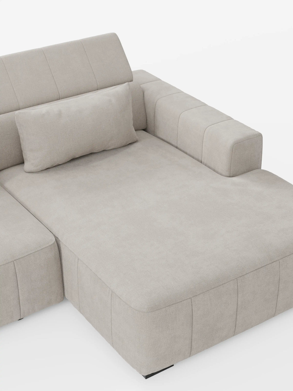 Il divano angolare Doric con penisola e sedute allungabili con funzione relax elettrica di Divani.Store è un moderno divano angolare color beige chiaro caratterizzato da un’ampia superficie di seduta piatta, cuscini dello schienale rettangolari con poggiatesta regolabili e braccioli spessi. Rivestito in morbido tessuto T23 antimacchia con sottili cuciture, il suo design pulito e minimalista risalta sullo sfondo bianco a tinta unita.