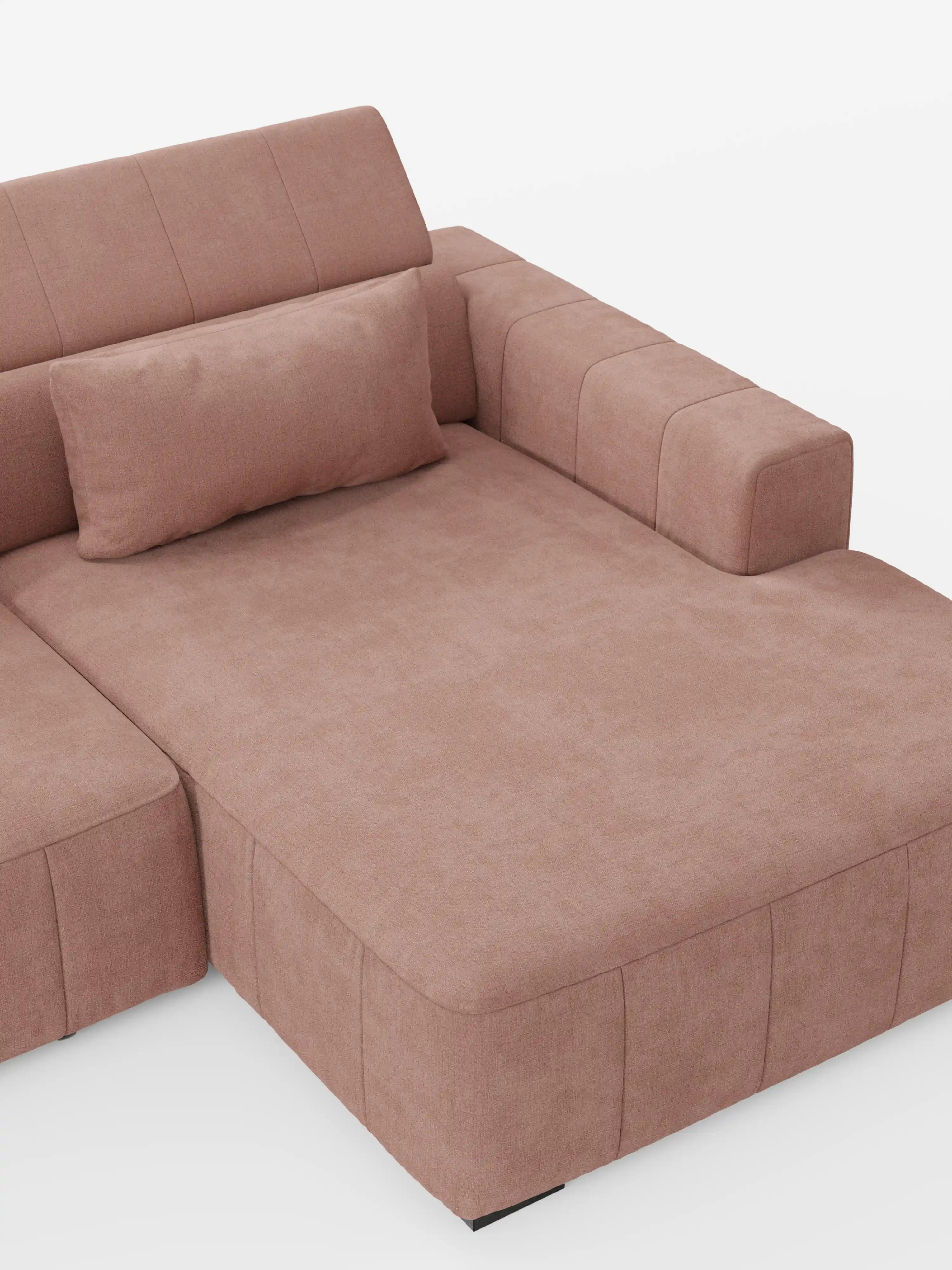 Il divano angolare Doric con penisola e sedute allungabili con funzione relax elettrica di Divani.Store è presentato in un tessuto moderno color marrone chiaro. Questo divano componibile presenta schienale e braccioli verticali, con poggiatesta reclinabili e un cuscino rettangolare abbinato appoggiato allo schienale. La sua superficie ampia e morbida appare confortevole e invitante, mentre il tessuto smacchiabile T23 garantisce una facile pulizia.