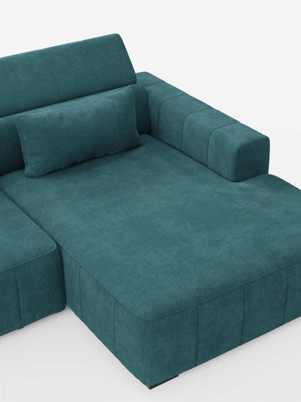 Nella foto è raffigurato il divano angolare Doric con penisola e sedute allungabili con relax elettrico, rivestito in tessuto color verde acqua, di Divani.Store. La seduta è estesa per creare una superficie ampia e piana che ricorda un letto, completata da un cuscino rettangolare coordinato appoggiato al poggiatesta regolabile. Il tessuto smacchiabile T23 presenta un aspetto morbido e strutturato, e il divano è posizionato su uno sfondo bianco a tinta unita.