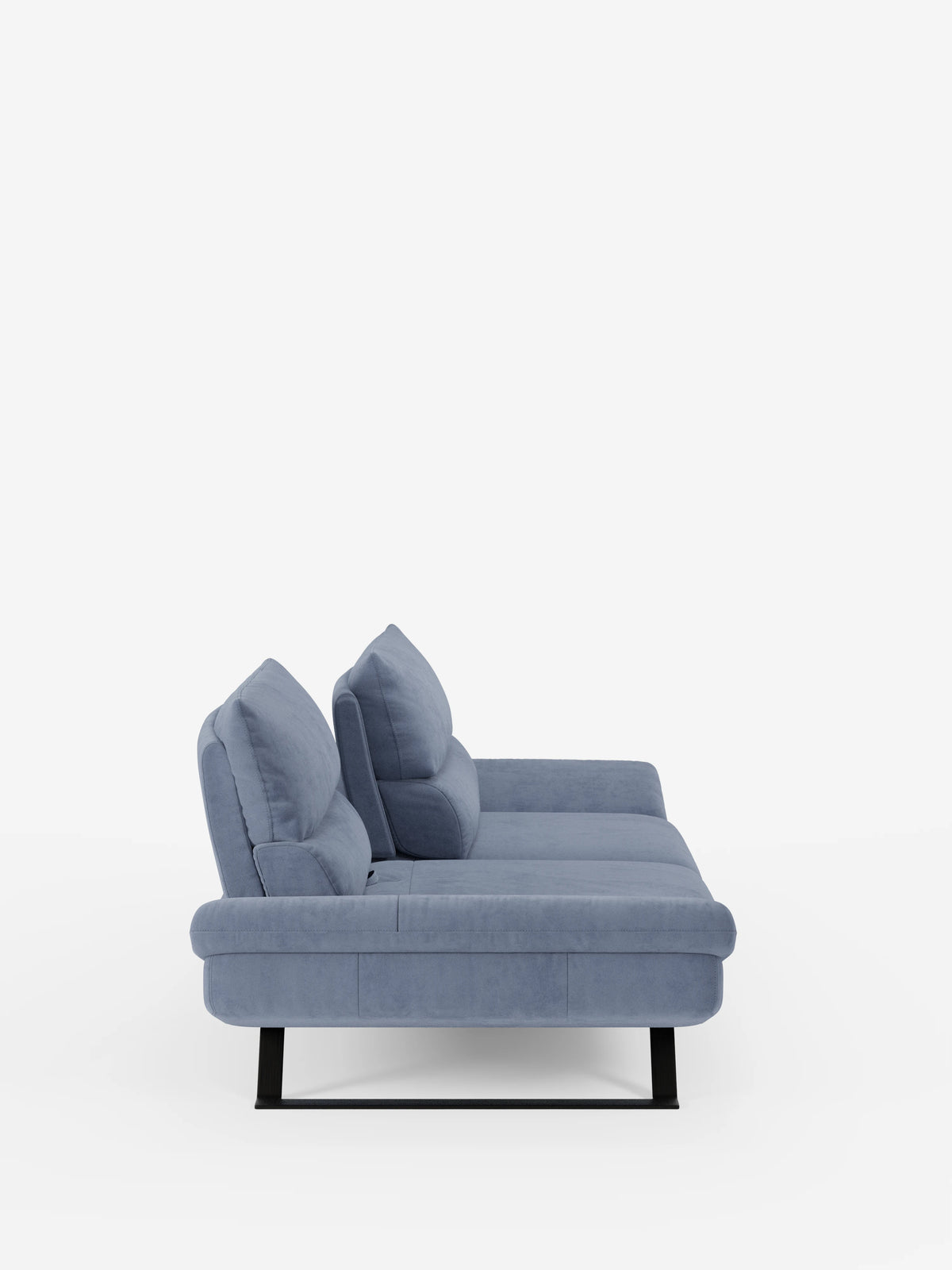 In questo profilo laterale è raffigurato un moderno divano blu “Eclipse Divano dal design moderno” di Divani.Store, rivestito in elegante microfibra T11 resistente alle macchie, con due grandi cuscini dello schienale e braccioli piatti. Questo divano contemporaneo presenta un design minimalista con piedini alti in metallo titanio ed è ripreso su uno sfondo bianco a tinta unita.