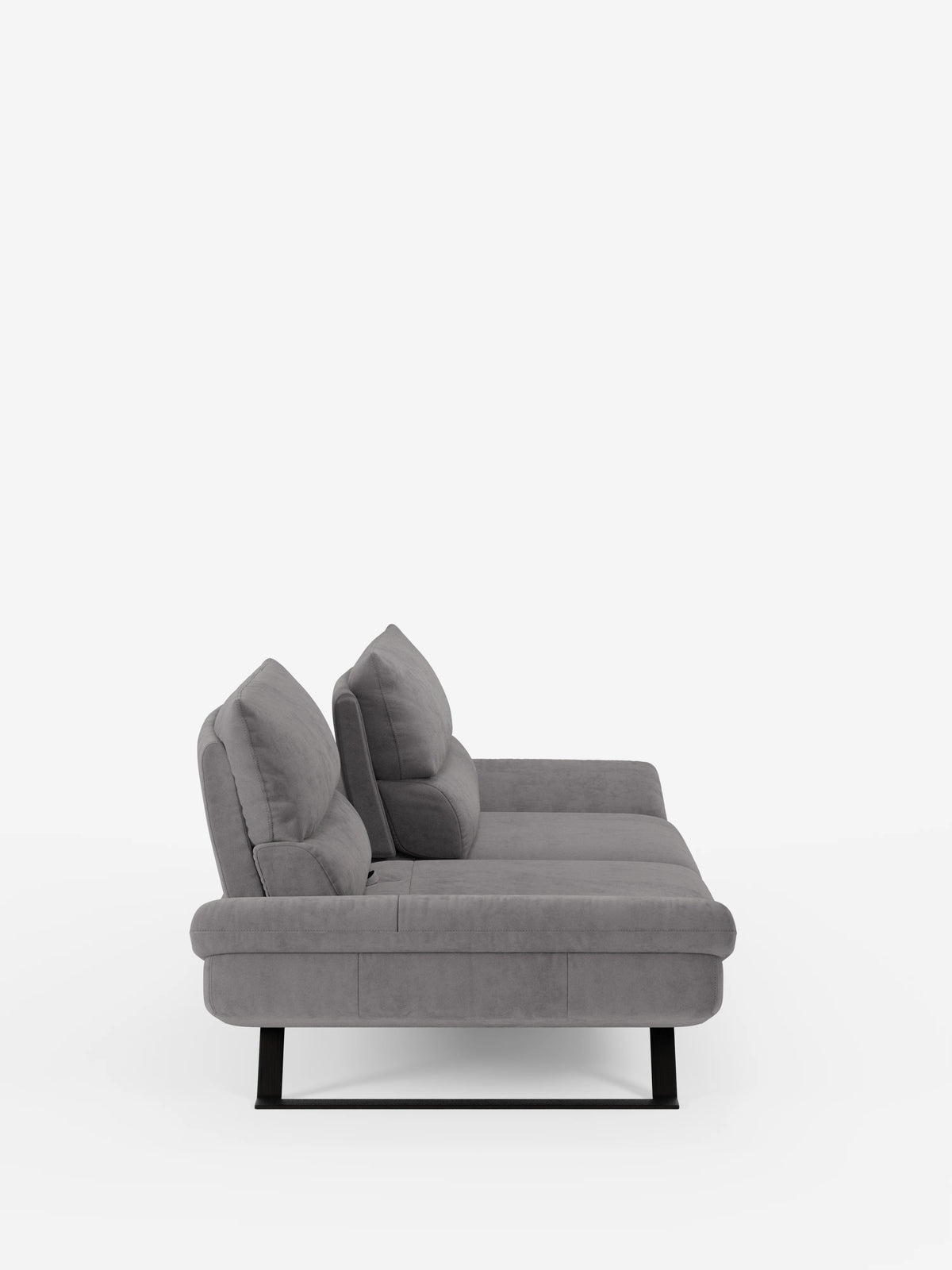 Una vista laterale mette in risalto il divano Eclipse Divano dal design moderno a 2 e 3 posti di Divani.Store, rivestito in elegante microfibra T11 grigio chiaro resistente alle macchie. Questo divano contemporaneo presenta due cuscini di seduta, due cuscini dello schienale con schienali leggermente reclinabili e regolabili (schienali traslanti), braccioli bassi e piedini alti in metallo nero, il tutto su uno sfondo bianco a tinta unita.