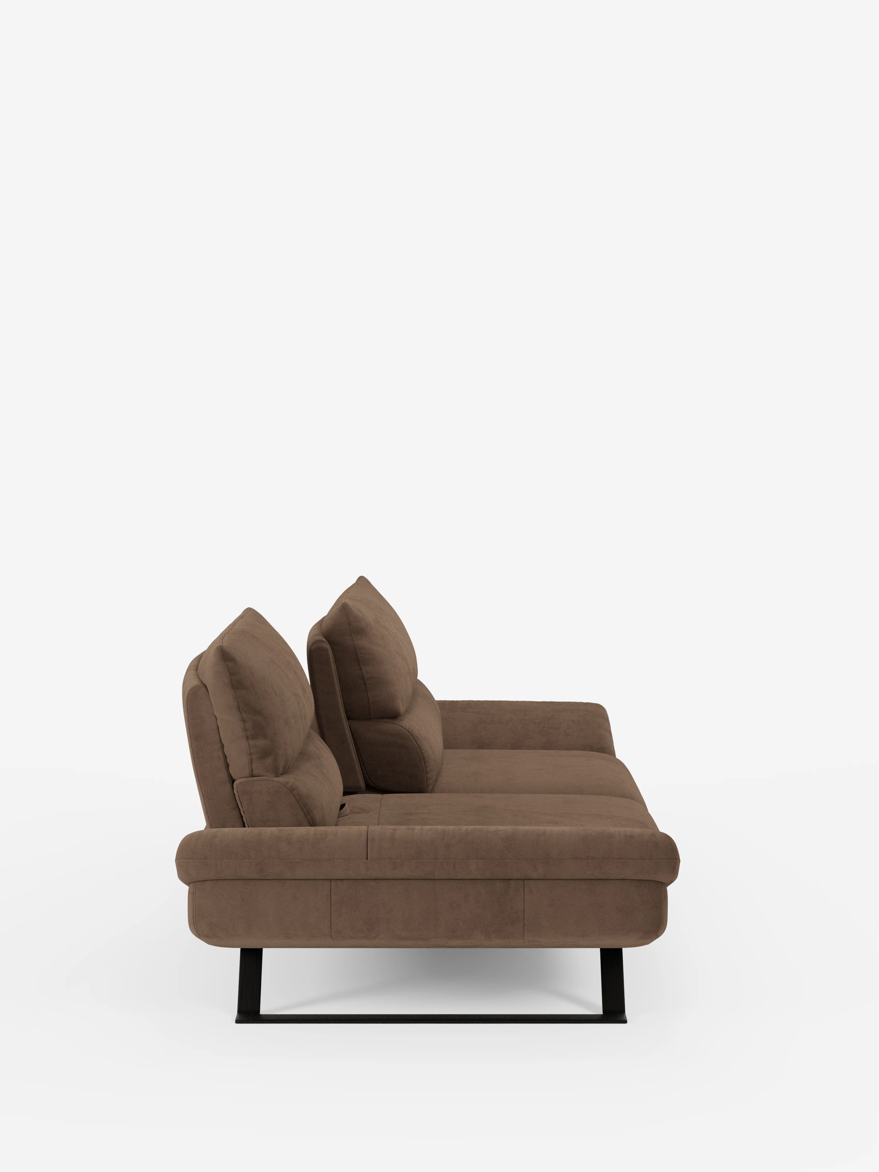 Una vista laterale del divano Eclipse dal design moderno a 2 e 3 posti con schienali traslanti di Divani.Store, rivestito in elegante microfibra T11 resistente alle macchie di colore marrone, caratterizzato da due morbidi cuscini dello schienale e da alte gambe in metallo nero. Questo divano contemporaneo sfoggia un'estetica moderna e minimalista dalle linee pulite e include schienali traslanti regolabili per un comfort personalizzato, il tutto su uno sfondo bianco a tinta unita.
