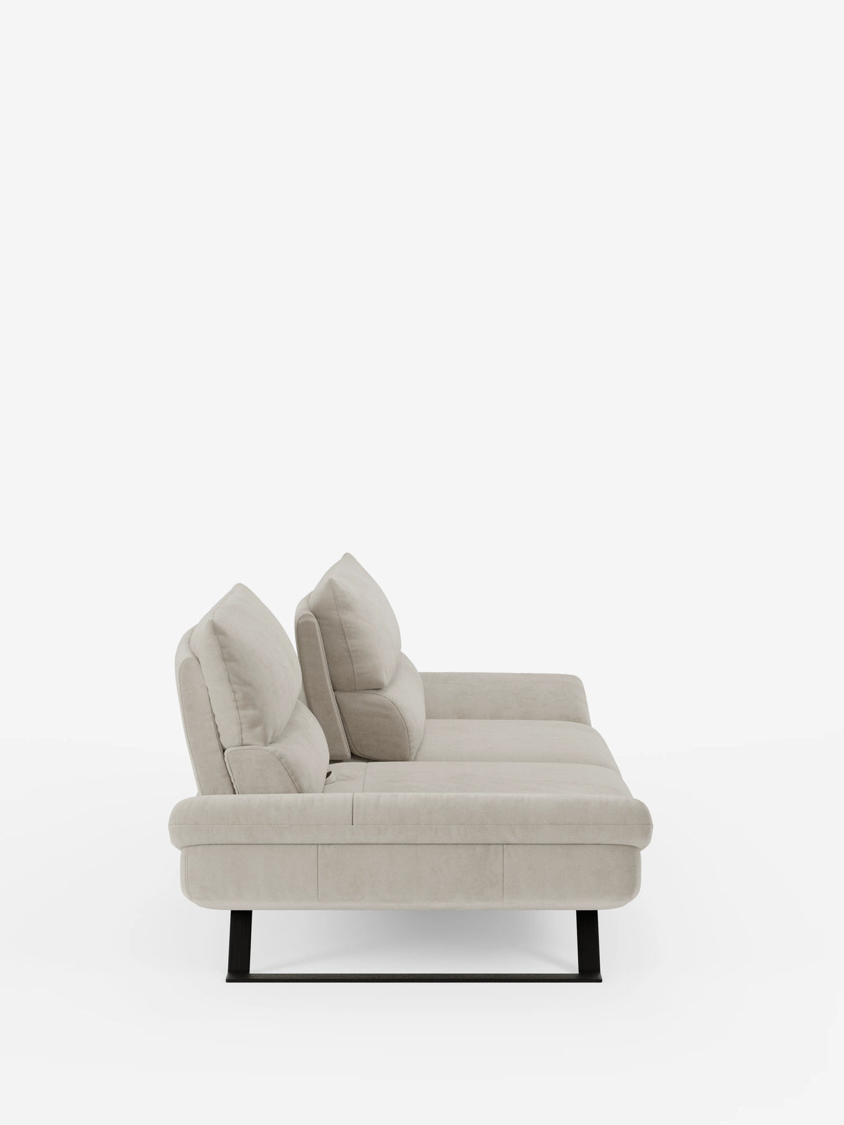 Il divano Eclipse dal design moderno di Divani.Store, rivestito in elegante microfibra T11 resistente alle macchie e dotato di due cuscini dello schienale, è qui raffigurato in una vista laterale. Il divano presenta un profilo ribassato e un rivestimento morbido con piedini alti in metallo. Uno sfondo bianco a tinta unita mette in risalto lo stile minimalista di questo divano a 2 o 3 posti con schienali regolabili (schienali traslanti).