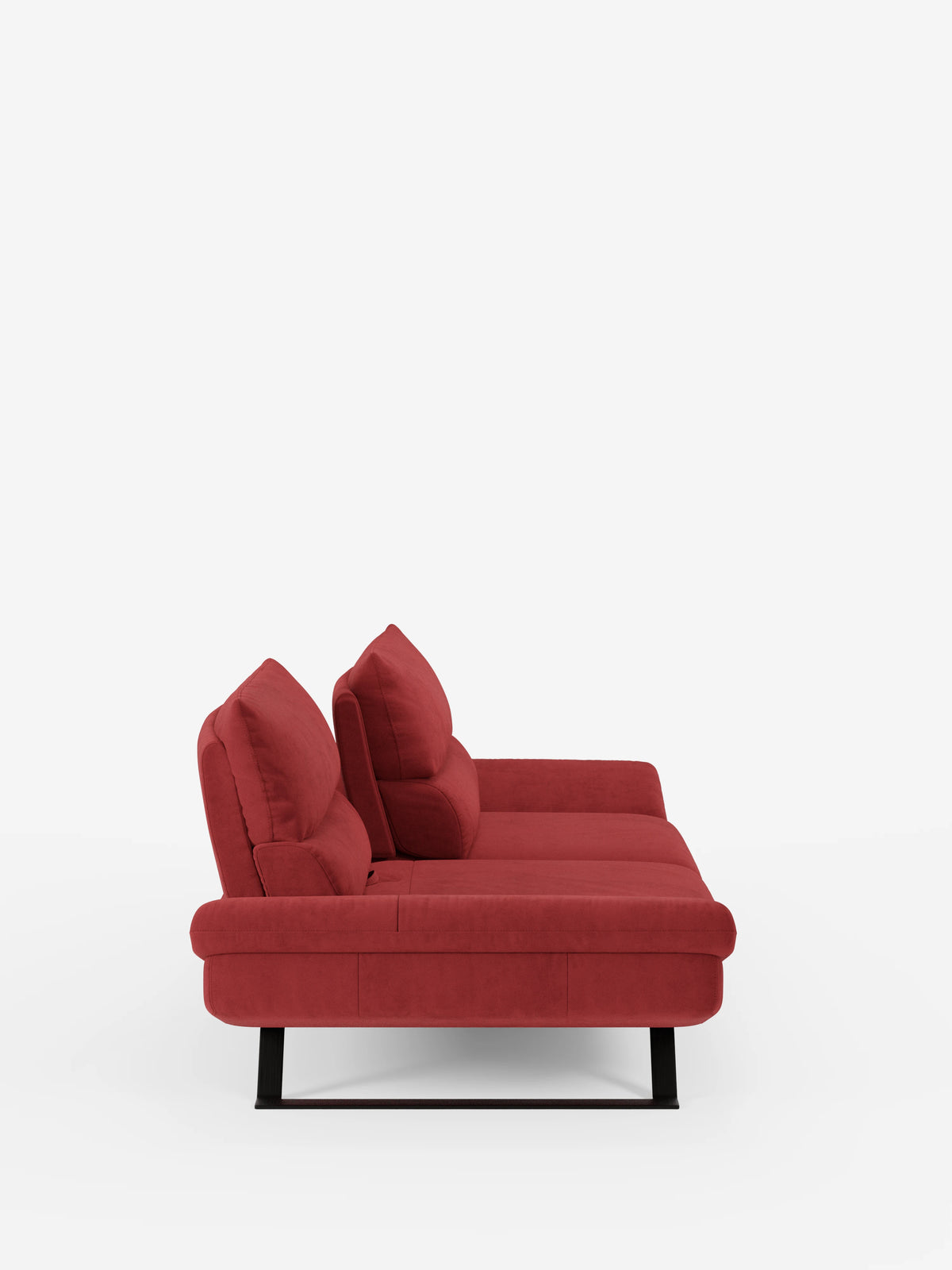 Un divano Eclipse rosso dal design moderno di Divani.Store, ripreso di profilo su uno sfondo bianco a tinta unita. Questo divano contemporaneo presenta due morbidi cuscini dello schienale con schienali traslanti, una seduta spessa e gambe alte in metallo nero. Il suo design minimalista è caratterizzato da linee pulite e da un rivestimento in morbida ed elegante microfibra T11 resistente alle macchie, per un comfort modulabile.