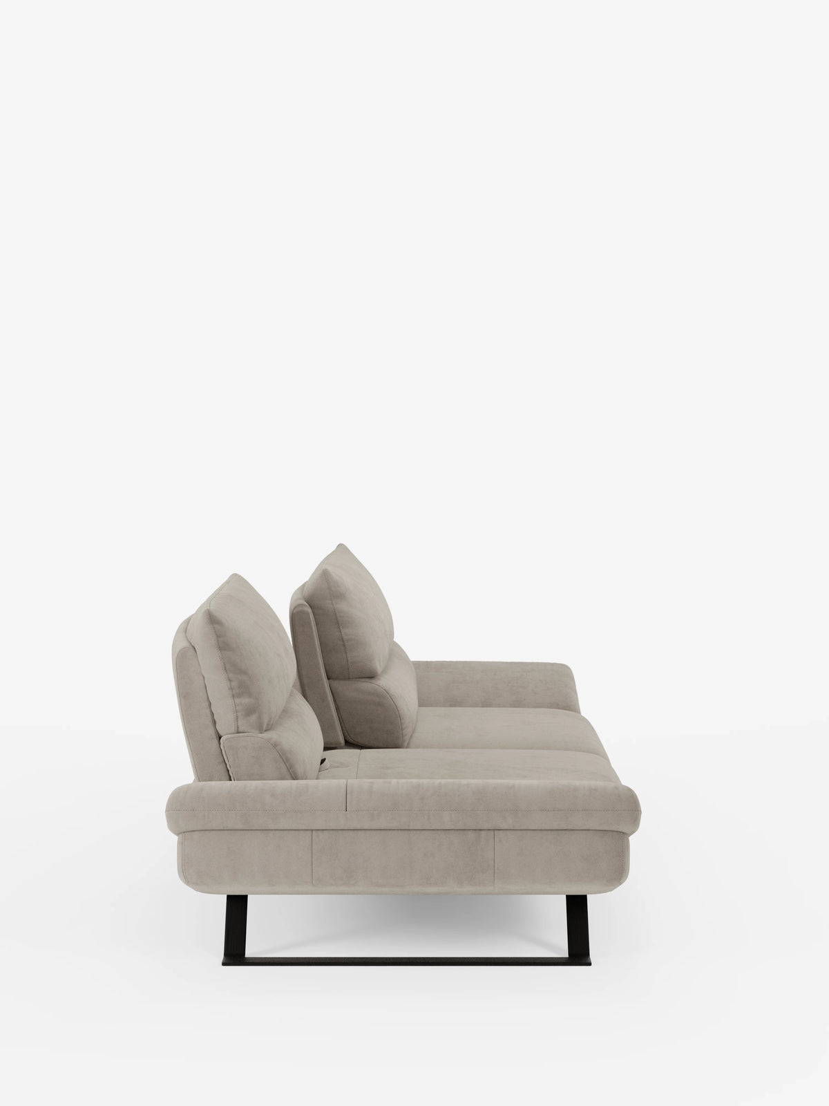 Vista laterale del divano Eclipse, dal design moderno, a 2 e 3 posti con schienali traslanti, di Divani.Store, rivestito in elegante microfibra T11 grigio chiaro resistente alle macchie. Caratterizzato da due cuscini, una seduta imbottita e spessi piedini alti in metallo nero, il design minimalista e pulito offre un comfort ideale grazie alla seduta avvolgente e ai morbidi schienali traslanti rettangolari per un sostegno ottimale della schiena. Immagine su sfondo bianco.