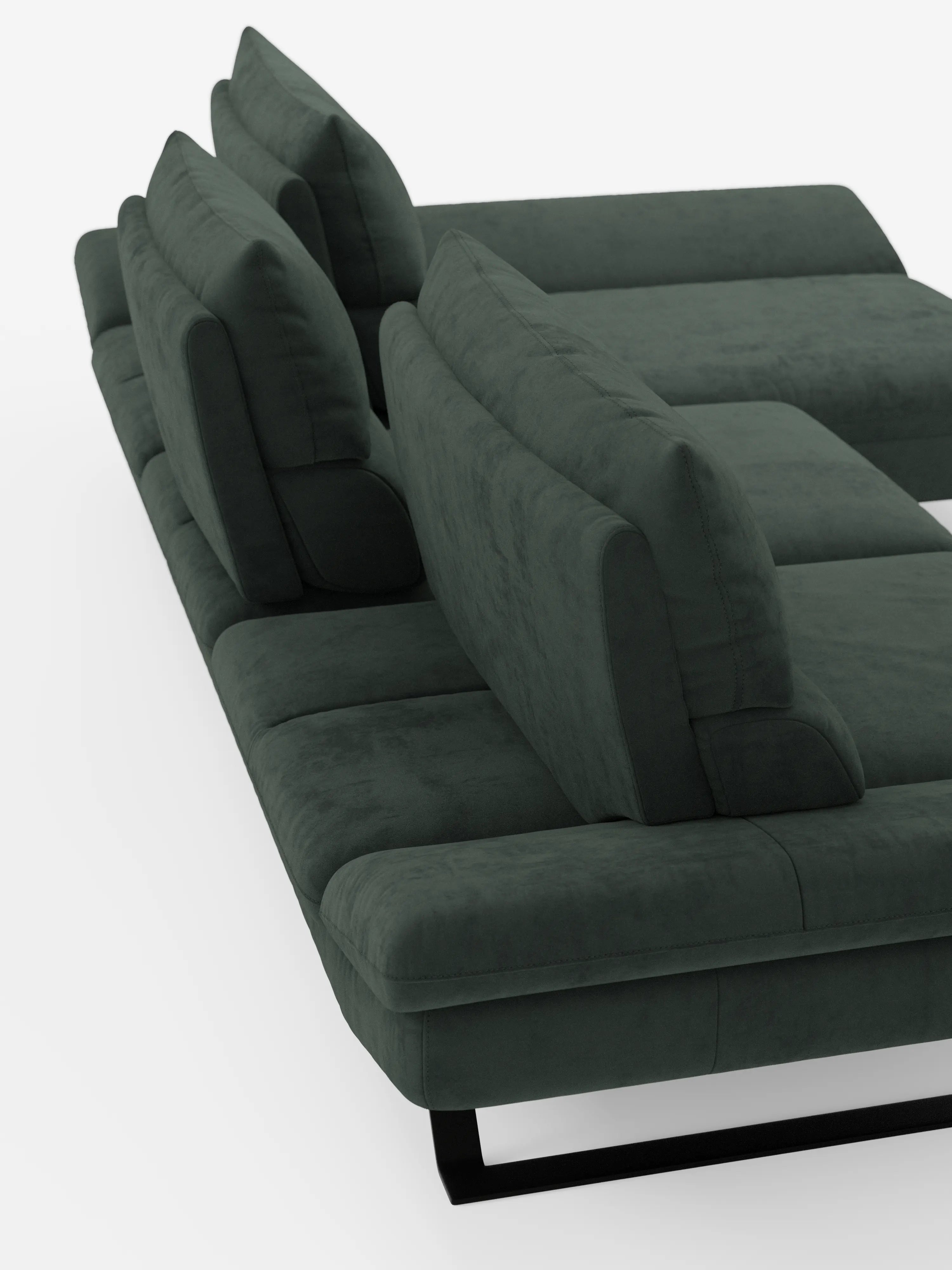 Una vista ravvicinata e angolata del divano angolare Eclipse con penisola e schienali traslanti in microfibra tecnica smacchiabile T11 di Divani.Store, caratterizzato da un design moderno in verde scuro con cuscini spessi ed eleganti gambe in metallo, su uno sfondo bianco a tinta unita. Il lussuoso rivestimento appare morbido al tatto, mentre i tre ampi schienali incorporano un elegante sistema di schienali traslanti; è inoltre visibile una comoda sezione chaise longue.
