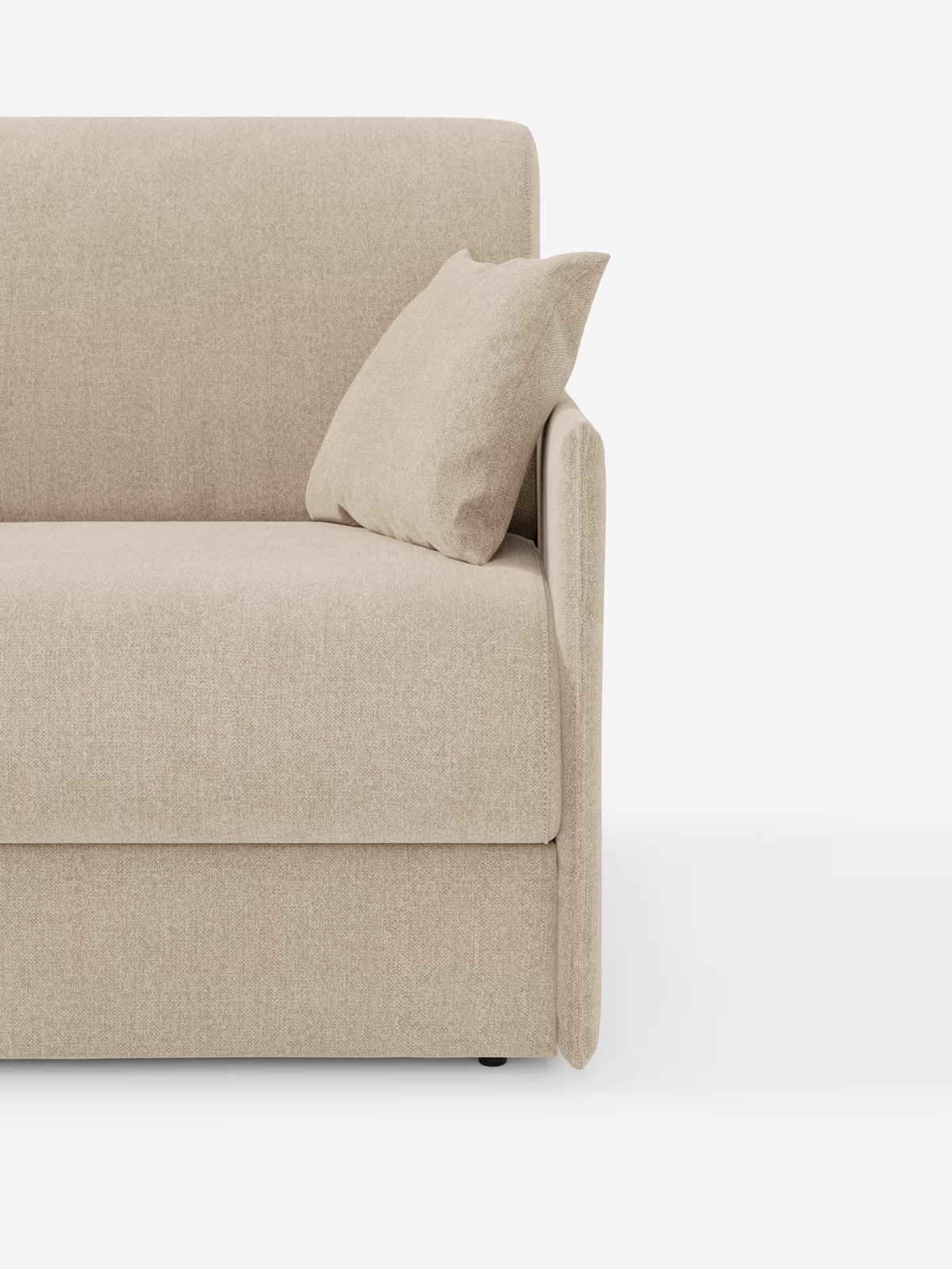 Viene mostrata una vista parziale del divano letto matrimoniale sfoderabile Evans di Divani.Store, che mette in risalto il bracciolo destro, la seduta e lo schienale. Questo modello compatto presenta un cuscino beige abbinato, posizionato di sbieco contro lo schienale, realizzato in tessuto smacchiabile T23 con vano porta guanciali integrato. Su uno sfondo bianco a tinta unita, risaltano le linee pulite e l’estetica minimalista del divano.