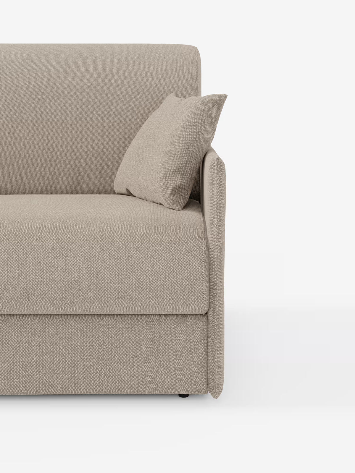 Un primo piano del divano letto matrimoniale sfoderabile Evans di Divani.Store, realizzato in tessuto T23 beige smacchiabile e caratterizzato da un design compatto, con un unico cuscino coordinato appoggiato sul bracciolo destro. La scena è ben illuminata su uno sfondo bianco e mette in risalto solo la metà destra di questo versatile divano salvaspazio con vano porta guanciali.