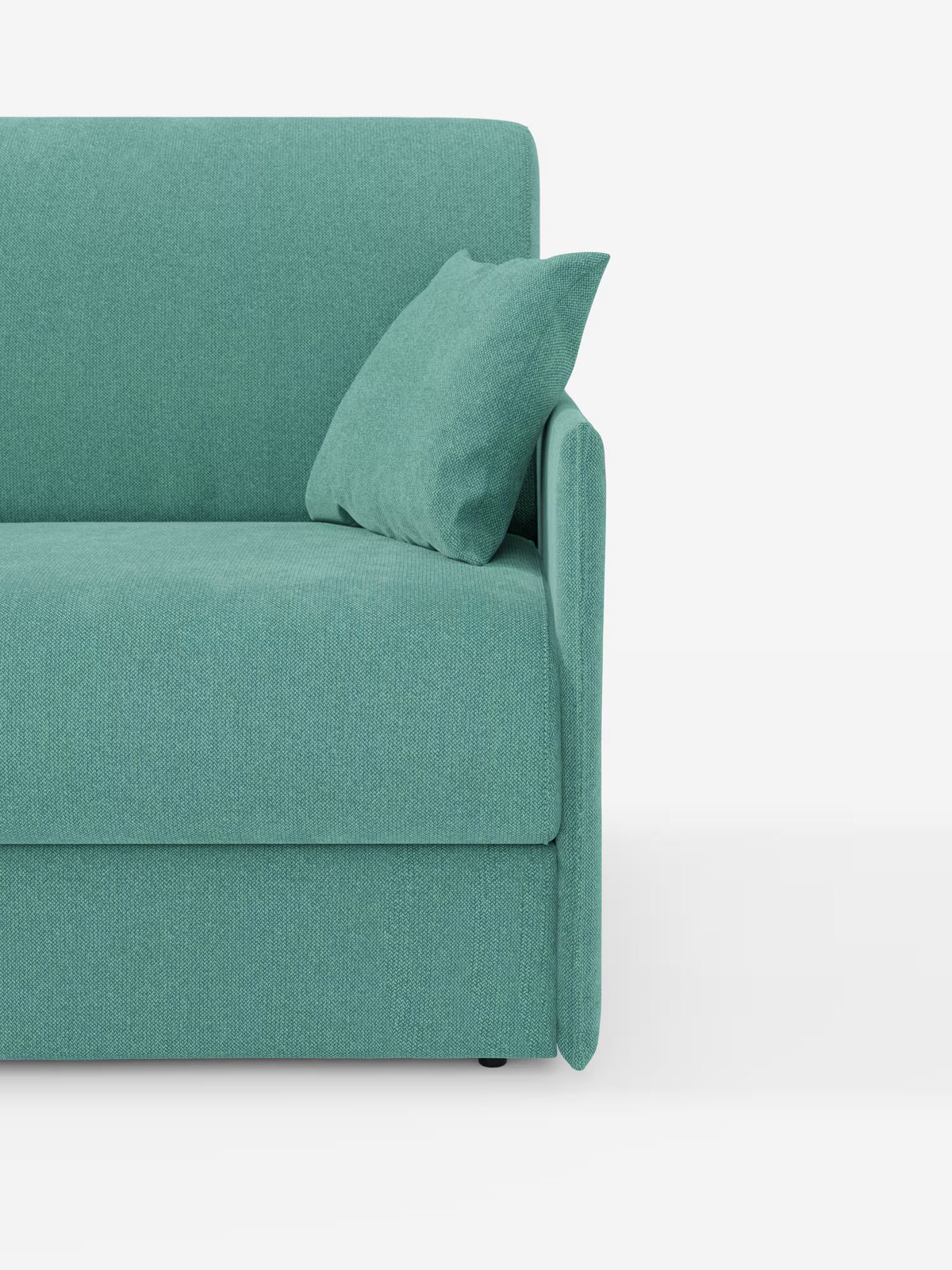 Primo piano del lato sinistro del divano letto matrimoniale sfoderabile Evans di Divani.Store, realizzato in moderno tessuto T23 color verde acqua resistente alle macchie e corredato da un cuscino quadrato abbinato. Il divano compatto presenta un design semplice e lineare con braccioli bassi ed è ripreso su uno sfondo bianco. Nell’immagine è visibile solo una parte del divano letto compatto Evans con il suo pratico vano porta-cuscini.