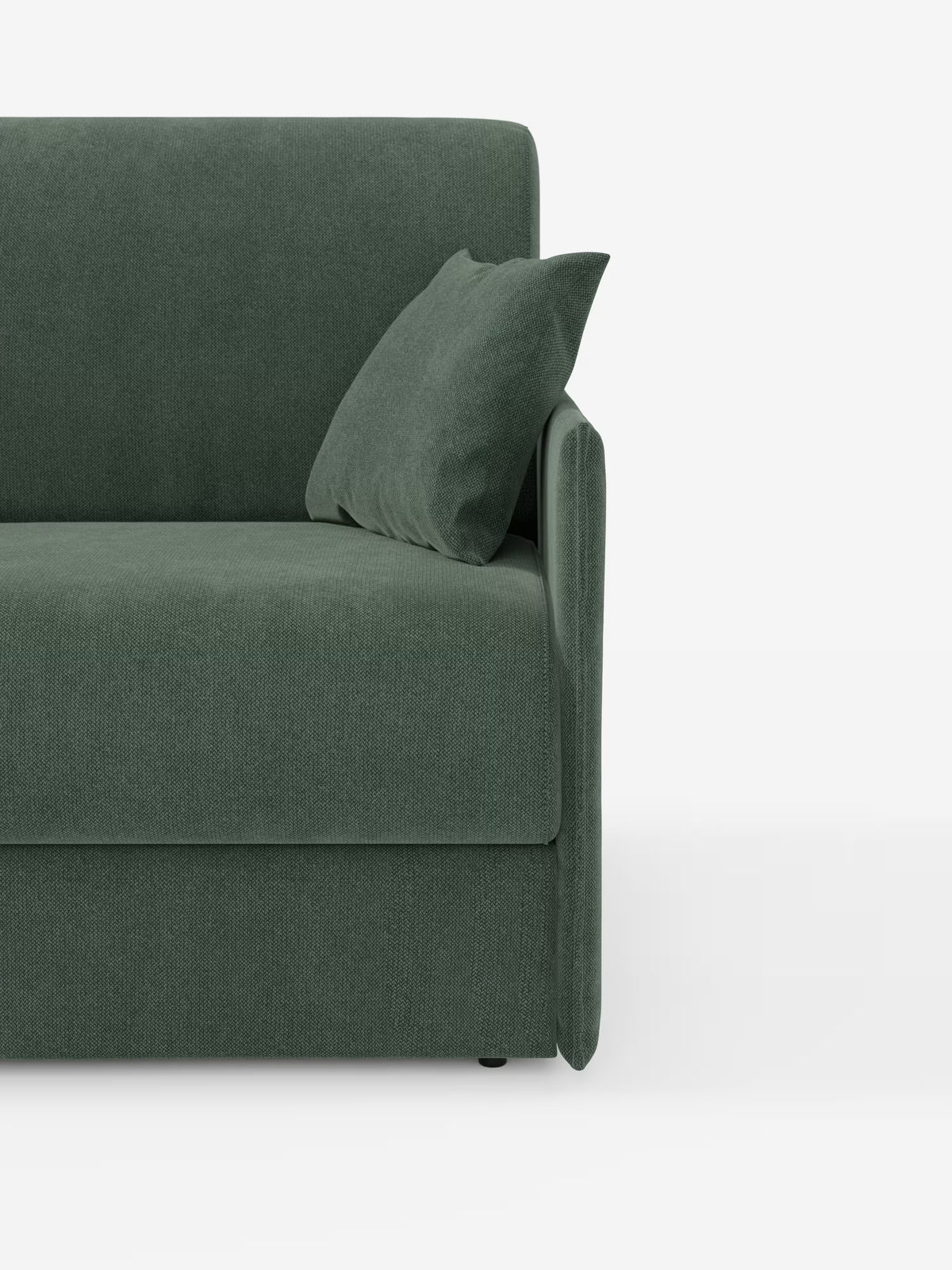 Un moderno divano imbottito verde scuro, ripreso dal lato destro, con un cuscino coordinato appoggiato sulla seduta contro lo schienale. Il divano letto matrimoniale sfoderabile Evans di Divani.Store presenta un design compatto e un vano porta-cuscini integrato, realizzato in tessuto T23 facile da pulire. Le sue linee pulite e lo stile minimalista sono accentuati dallo sfondo bianco a tinta unita, che ne esalta l'eleganza pratica e salvaspazio.