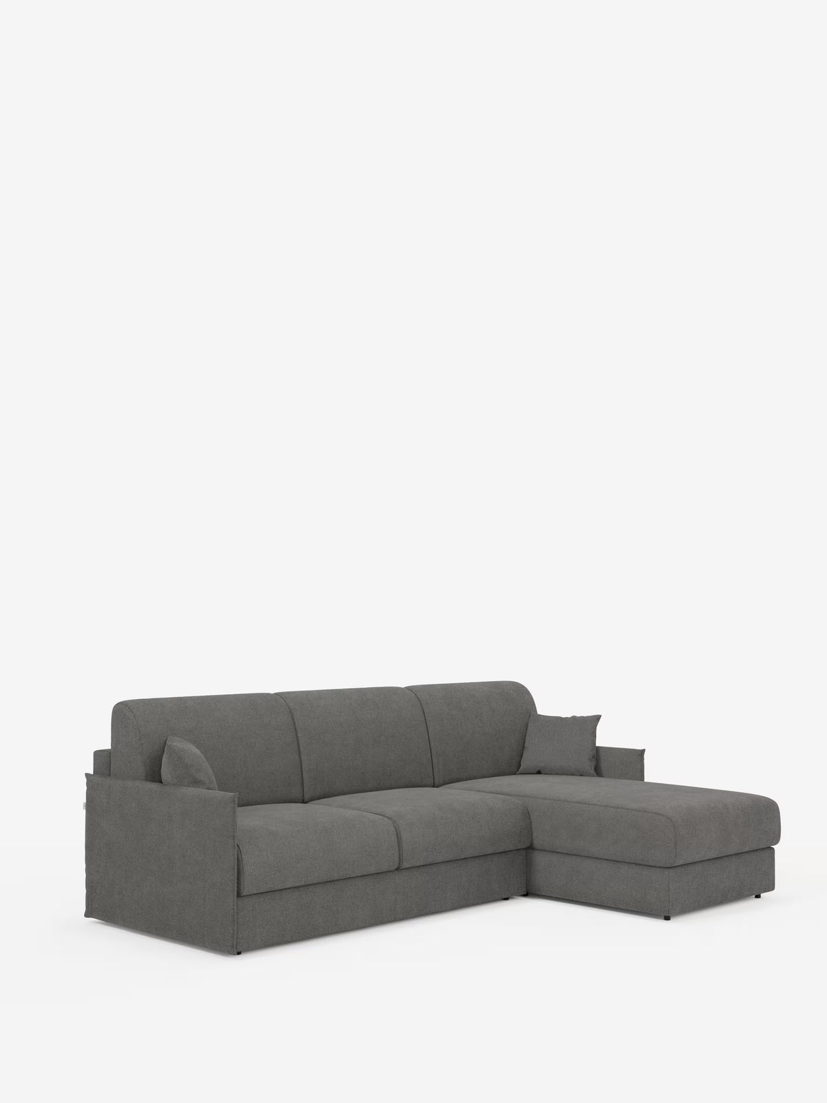 Il divano letto angolare con penisola contenitore Evans di Divani.Store è un divano ad angolo moderno, di colore grigio, dalle linee pulite e dotato di una chaise longue orientata a destra. Questo modello compatto presenta tre cuscini di seduta, tre cuscini di schienale, braccioli abbinati e un rivestimento in morbido tessuto T23 resistente alle macchie. Il prodotto è esposto su uno sfondo bianco a tinta unita.