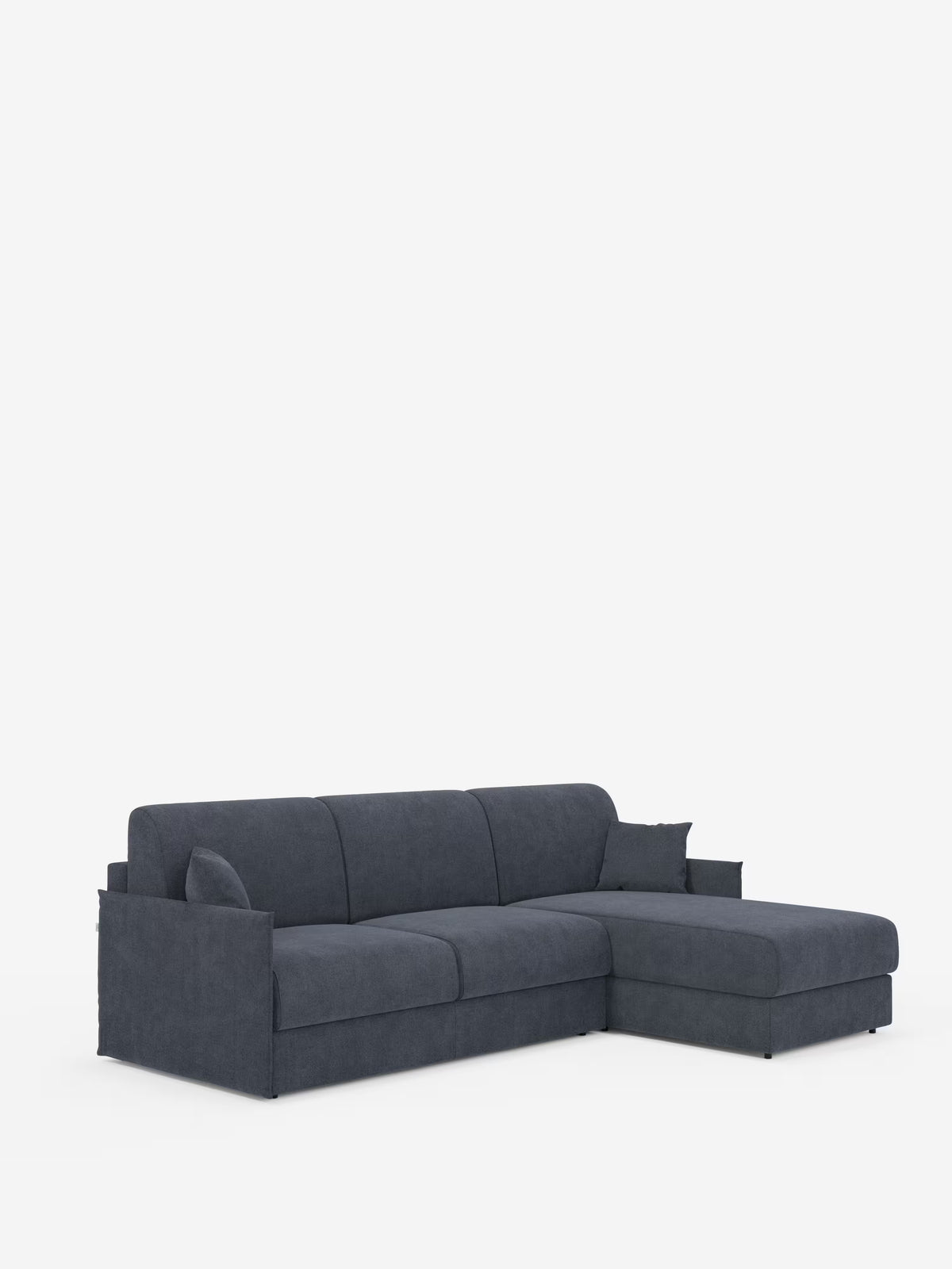 Un moderno divano componibile a L, l’Evans Divano letto angolare con penisola contenitore di Divani.Store, è presentato in tessuto T23 grigio scuro antimacchia. Caratterizzato da tre cuscini di seduta, una chaise longue sul lato destro con penisola contenitore e braccioli squadrati, questo divano dal design compatto presenta linee pulite e minimaliste senza gambe a vista ed è messo in risalto da uno sfondo bianco a tinta unita.