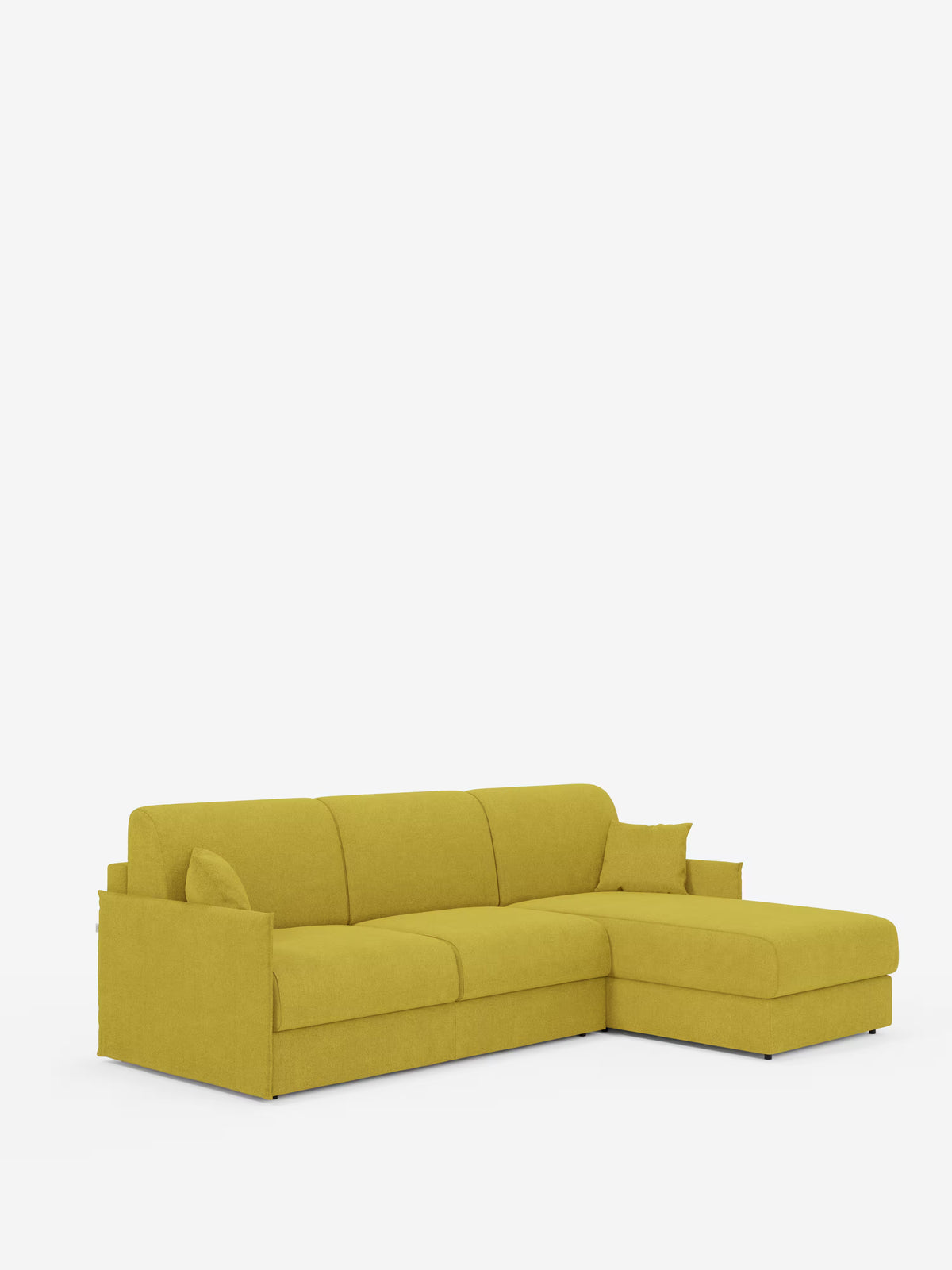 Un divano letto componibile “Evans” dai toni giallo-verdi di Divani.Store, caratterizzato da una chaise longue sul lato destro con una pratica penisola contenitore per ulteriore spazio. Realizzato in tessuto T23 resistente alle macchie, questo modello compatto include due cuscini coordinati, linee pulite e una silhouette slanciata. Presentato su uno sfondo bianco a tinta unita per mettere in risalto il colore vivace e l’estetica moderna del divano.