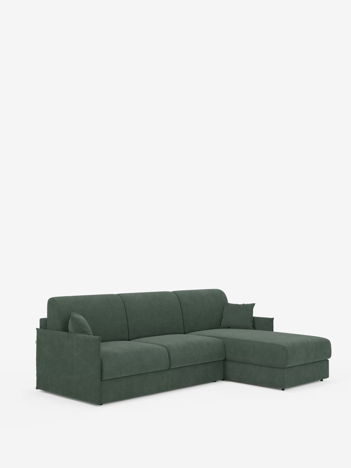 Un moderno divano letto angolare con penisola contenitore Evans di Divani.Store, rivestito in verde scuro, presenta una chaise longue sul lato destro, linee pulite, tre cuscini di seduta, braccioli bassi e due cuscini coordinati. Il suo design compatto, realizzato in tessuto T23 resistente alle macchie, si distingue su uno sfondo bianco a tinta unita e include una pratica chaise longue contenitore per una maggiore praticità.
