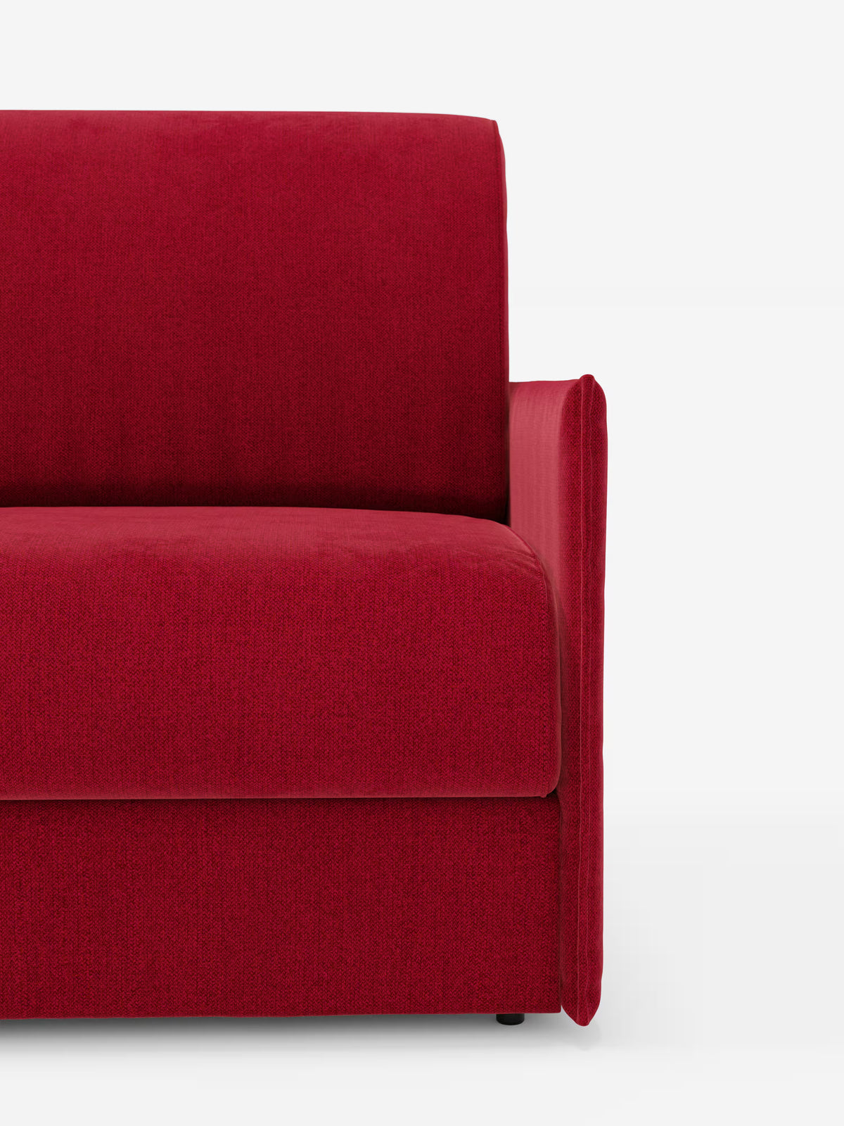 L'immagine mostra la metà destra della poltrona letto compatta con materasso “Evans” di Divani.Store, che ne mette in risalto il moderno rivestimento rosso, la silhouette squadrata dalle linee dritte e il bracciolo singolo su uno sfondo bianco a tinta unita: una soluzione salvaspazio ideale per gli spazi abitativi compatti e perfettamente adatta all’uso con un materasso da 70x197 cm. Il rivestimento è sfoderabile e realizzato in tessuto T23 di facile pulizia.