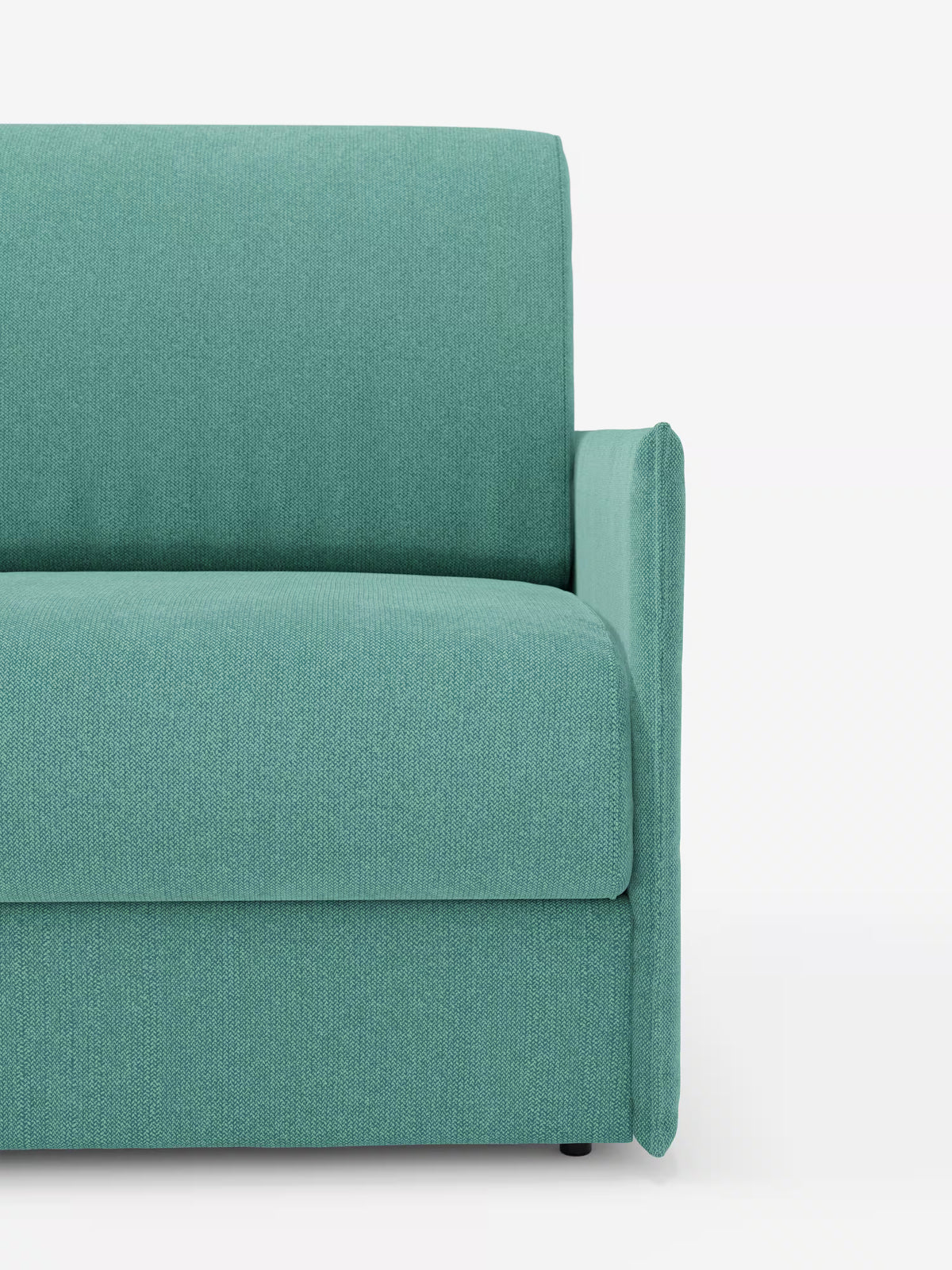Un primo piano della poltrona letto compatta Evans con materasso di Divani.Store, rivestita in tessuto T23 color verde acqua, resistente alle macchie, e raffigurata su uno sfondo bianco a tinta unita. L'immagine mette in risalto il lato sinistro — che comprende la seduta, lo schienale e un bracciolo — realizzato in stile minimalista, rendendola una soluzione salvaspazio ideale come poltrona letto singola grazie al suo comodo materasso da 70x197 cm.