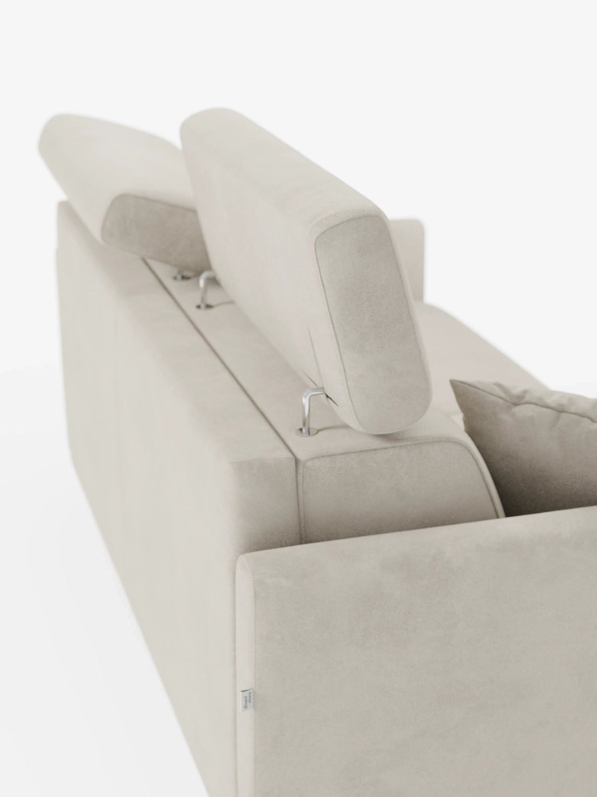Il divano letto Francy con poggiatesta regolabili di Divani.Store, sfoderabile al 100% e rivestito in elegante tessuto T30 resistente alle macchie, è raffigurato nella vista posteriore. Questo divano a tre posti color beige è dotato di due poggiatesta regolabili e di morbidi cuscini, e presenta un design moderno e minimalista con un rivestimento in tessuto morbido e linee pulite su uno sfondo bianco a tinta unita.