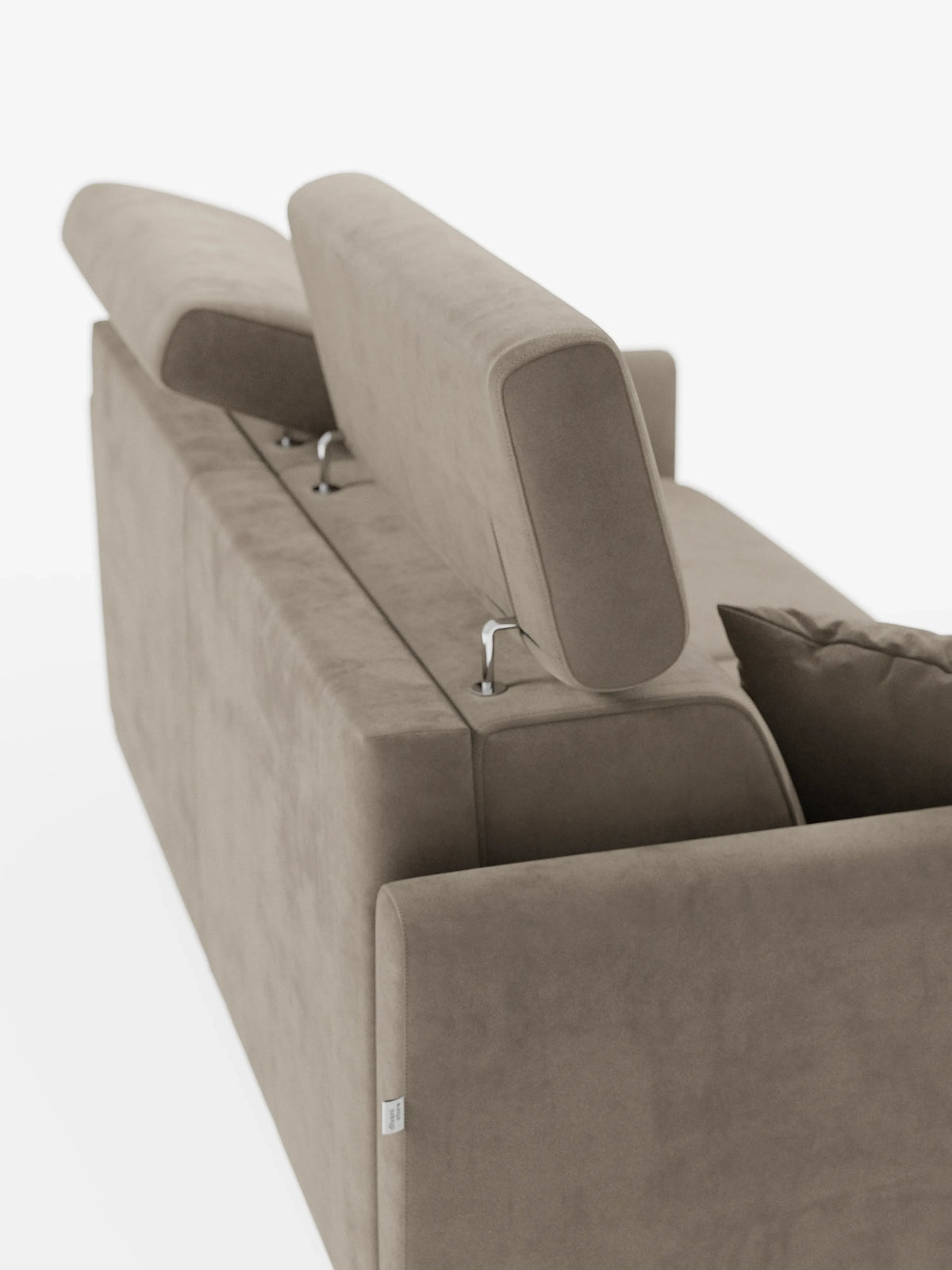 Il divano letto Francy di Divani.Store, rivestito in beige e dotato di poggiatesta regolabili, è raffigurato con entrambi i poggiatesta in posizione verticale e un cuscino coordinato posizionato su un lato. Presentato su uno sfondo bianco a tinta unita, il design elegante e moderno e il morbido tessuto T30 antimacchia di questo divano completamente sfoderabile risaltano particolarmente.
