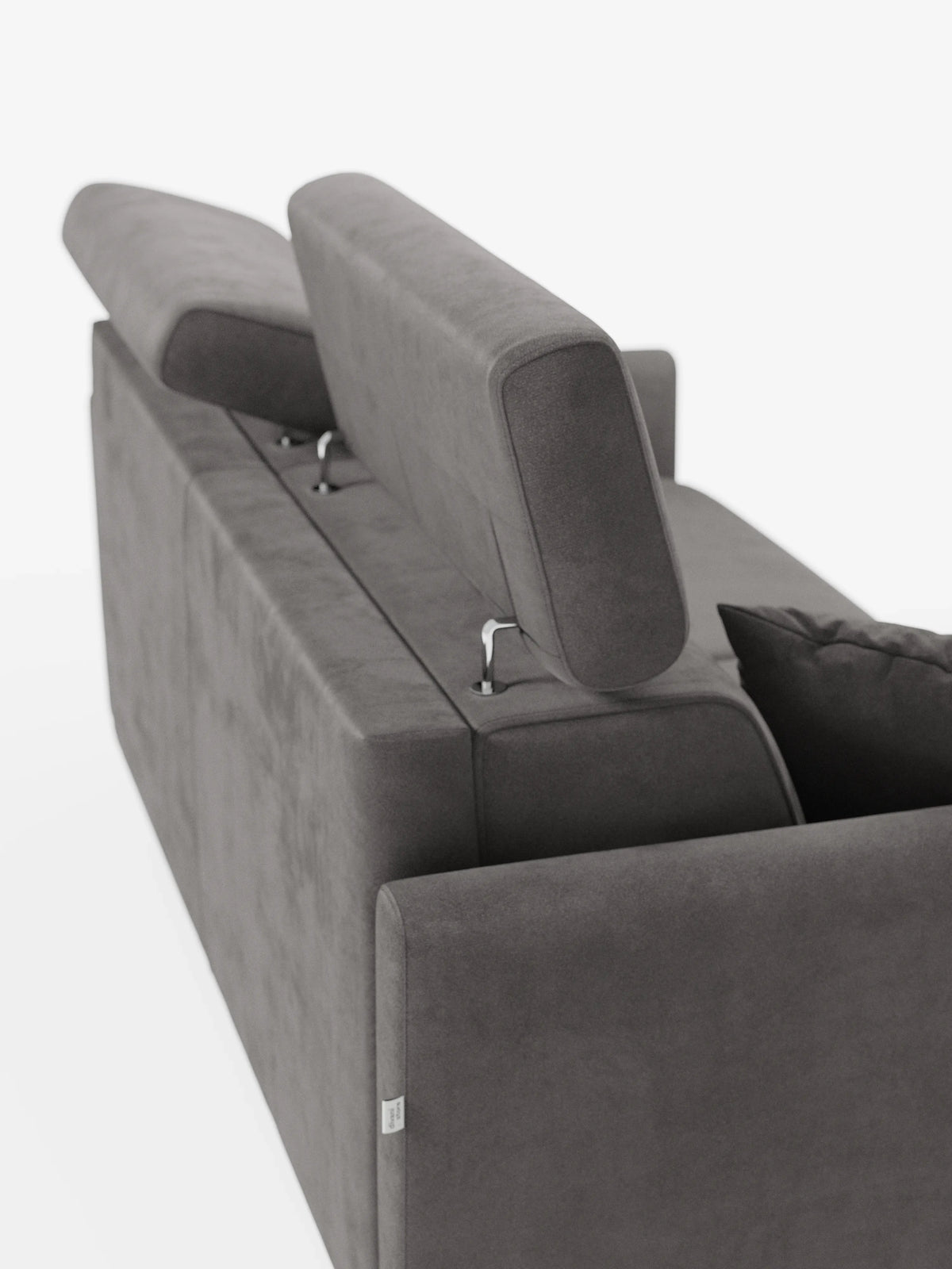 Un divano letto Francy dal design elegante e contemporaneo di Divani.Store — a 3 posti e con rivestimento sfoderabile al 100% — caratterizzato da poggiatesta regolabili inclinati verso l’alto. Rivestito con l'elegante tessuto T30 resistente alle macchie, questo moderno divano grigio presenta braccioli e cuscini a vista, il tutto su uno sfondo bianco a tinta unita che ne esalta il design raffinato.