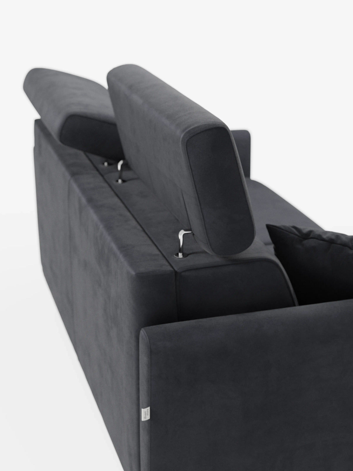 Un moderno divano letto Francy nero con poggiatesta regolabili di Divani.Store, rivestito in elegante tessuto T30 resistente alle macchie e con fodere completamente sfoderabili, è ripreso di spalle in controcampagna su uno sfondo bianco. I poggiatesta regolabili sono sollevati e sul lato destro è visibile un cuscino nero abbinato.
