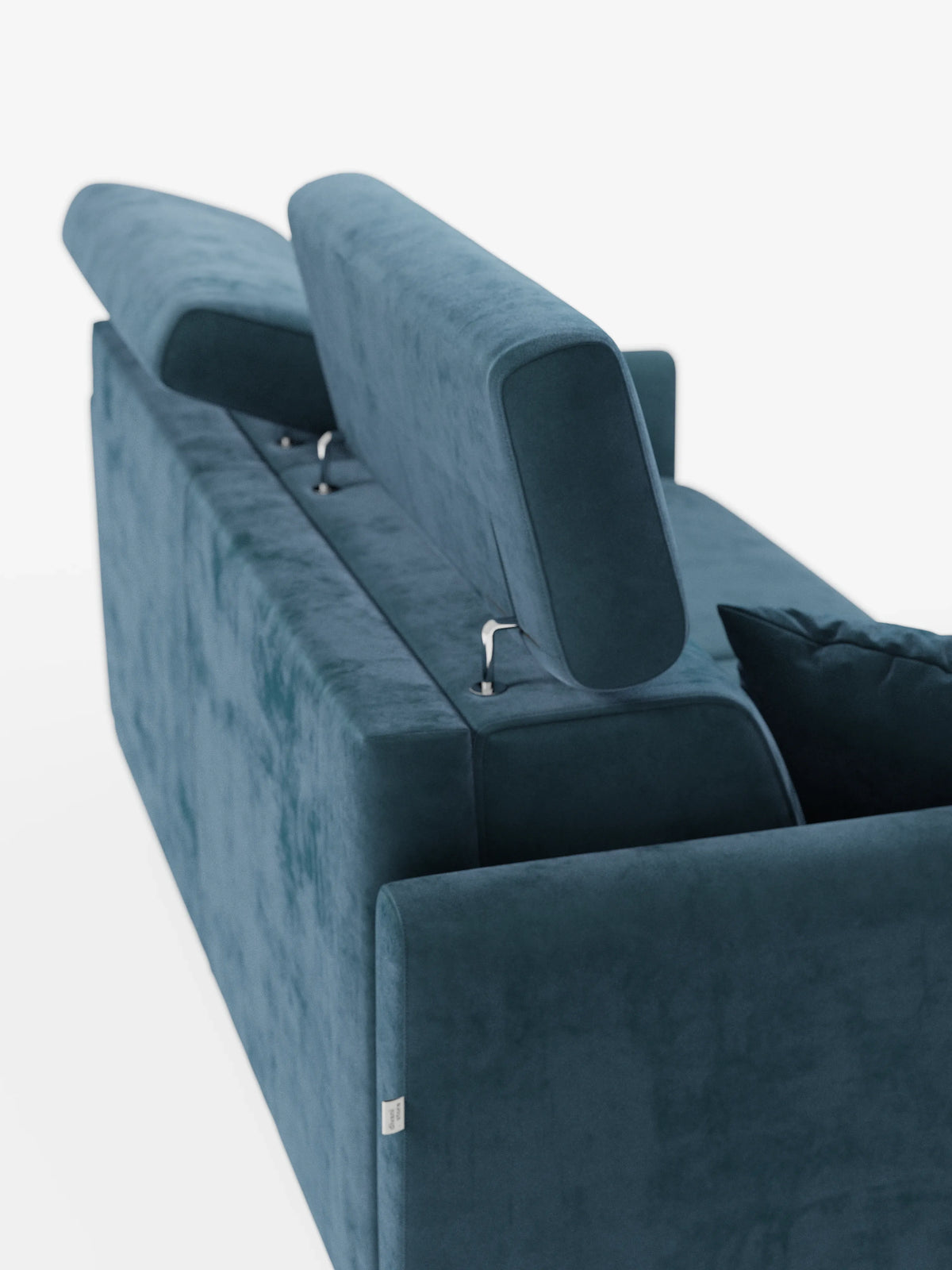 Il divano letto Francy con poggiatesta regolabili di Divani.Store è rivestito in morbido tessuto blu T30 resistente alle macchie, completamente sfoderabile per una facile manutenzione. Nell’immagine, vista dal retro su sfondo bianco, i poggiatesta regolabili appaiono in diverse posizioni verticali, con un bracciolo e un cuscino parzialmente visibili.