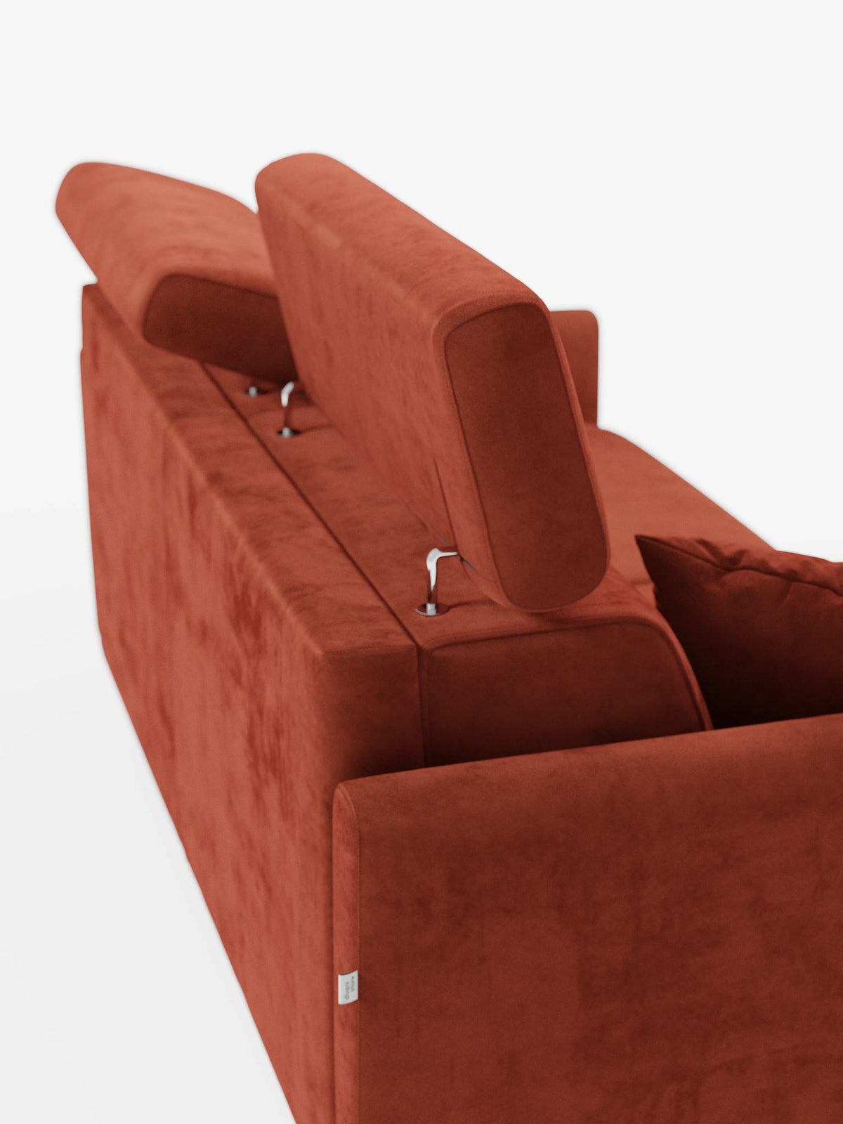 Il divano letto Francy color ruggine con poggiatesta regolabili di Divani.Store è ripreso da dietro e presenta poggiatesta regolabili in due posizioni verticali. Il divano, con rivestimento rimovibile al 100%, è rivestito in elegante tessuto T30 resistente alle macchie; presenta linee pulite e una forma squadrata, mentre sul lato destro sono visibili due cuscini coordinati. Lo sfondo è bianco.