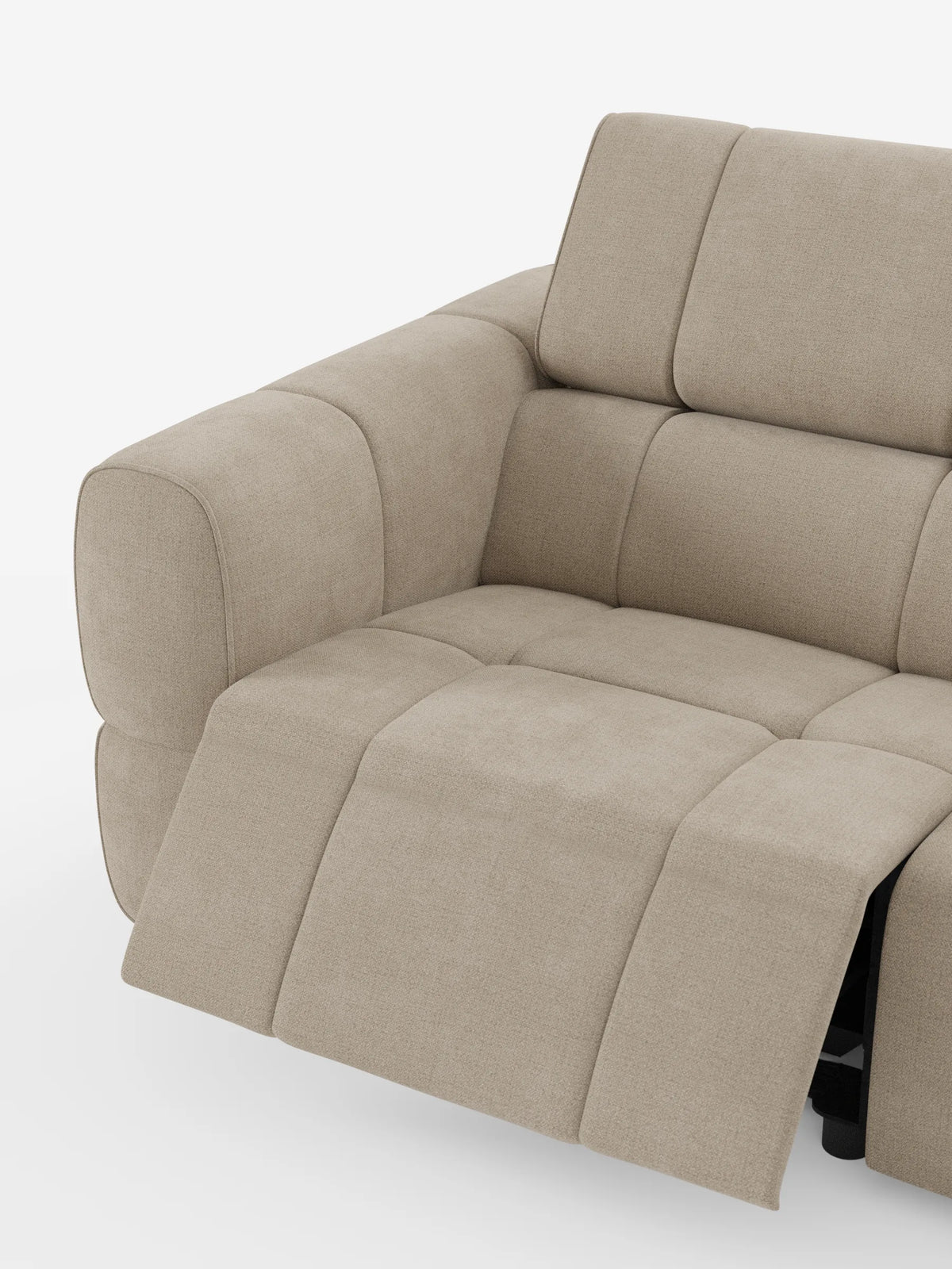 Il divano modulare Giotto a 4 posti con poggiatesta reclinabili e funzione relax elettrica opzionale, rivestito in tessuto smacchiabile T23, è un divano beige a quattro posti dotato di poggiapiedi reclinabile, imbottitura morbida, braccioli squadrati e poggiatesta regolabili.