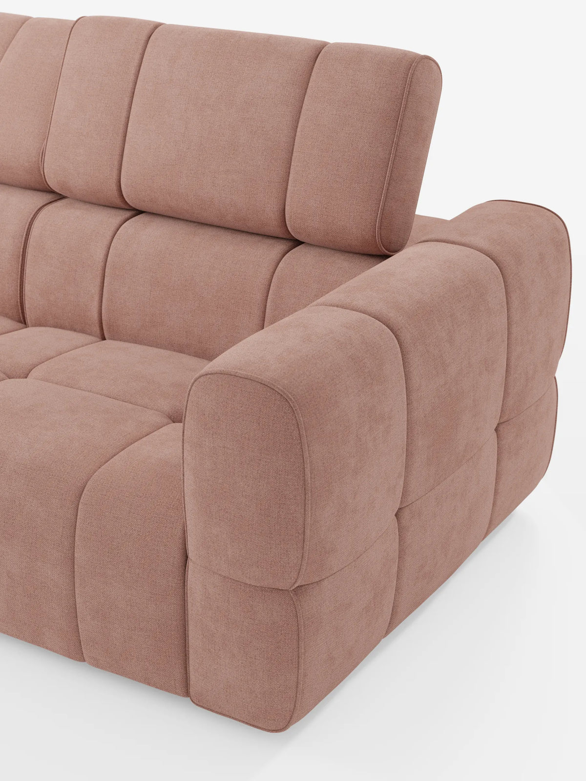 Un divano componibile Giotto Divano in rosa polveroso con terminale aperto - opzione relax elettrico in tessuto smacchiabile T23: divano modulare dal design trapuntato a blocchi, con angoli arrotondati e cuscini spessi e imbottiti su uno sfondo bianco sporco.