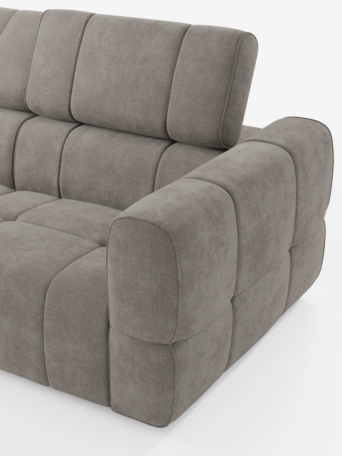 Il divano componibile Giotto con terminale aperto - opzione relax elettrico in tessuto smacchiabile T23 è un divano modulare color taupe con un design trapuntato e cuscini arrotondati e squadrati, raffigurato con un poggiatesta verticale su sfondo bianco.