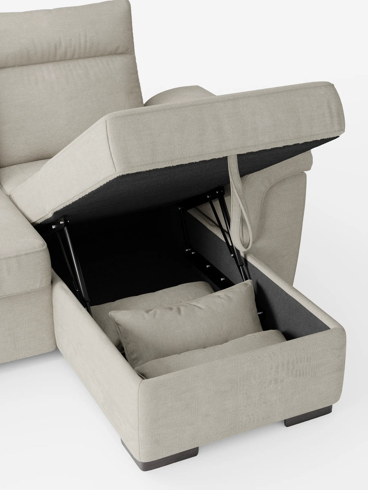 Un divano letto angolare Ischia color beige chiaro con schienali scorrevoli, elemento estraibile e penisola contenitore in tessuto smacchiabile misto lino, con il coperchio del vano contenitore aperto, che rivela un cuscino fissato con una cerniera in metallo nero su uno sfondo bianco.