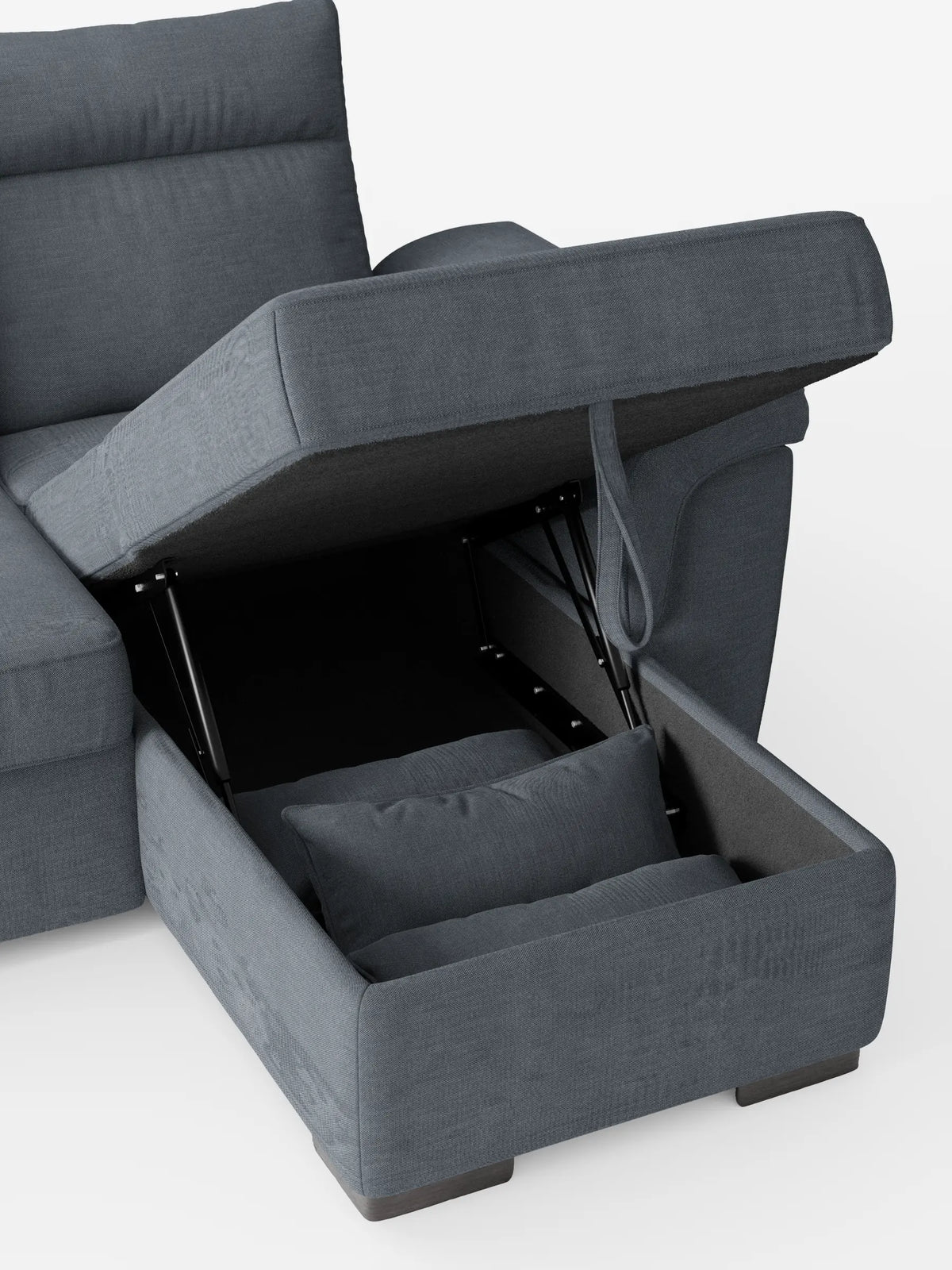 Un divano letto angolare Ischia grigio scuro con schienali scorrevoli, elemento estraibile e penisola contenitore in tessuto antimacchia misto lino, con la chaise longue sollevata per rivelare un vano interno e un piccolo cuscino su sfondo bianco.
