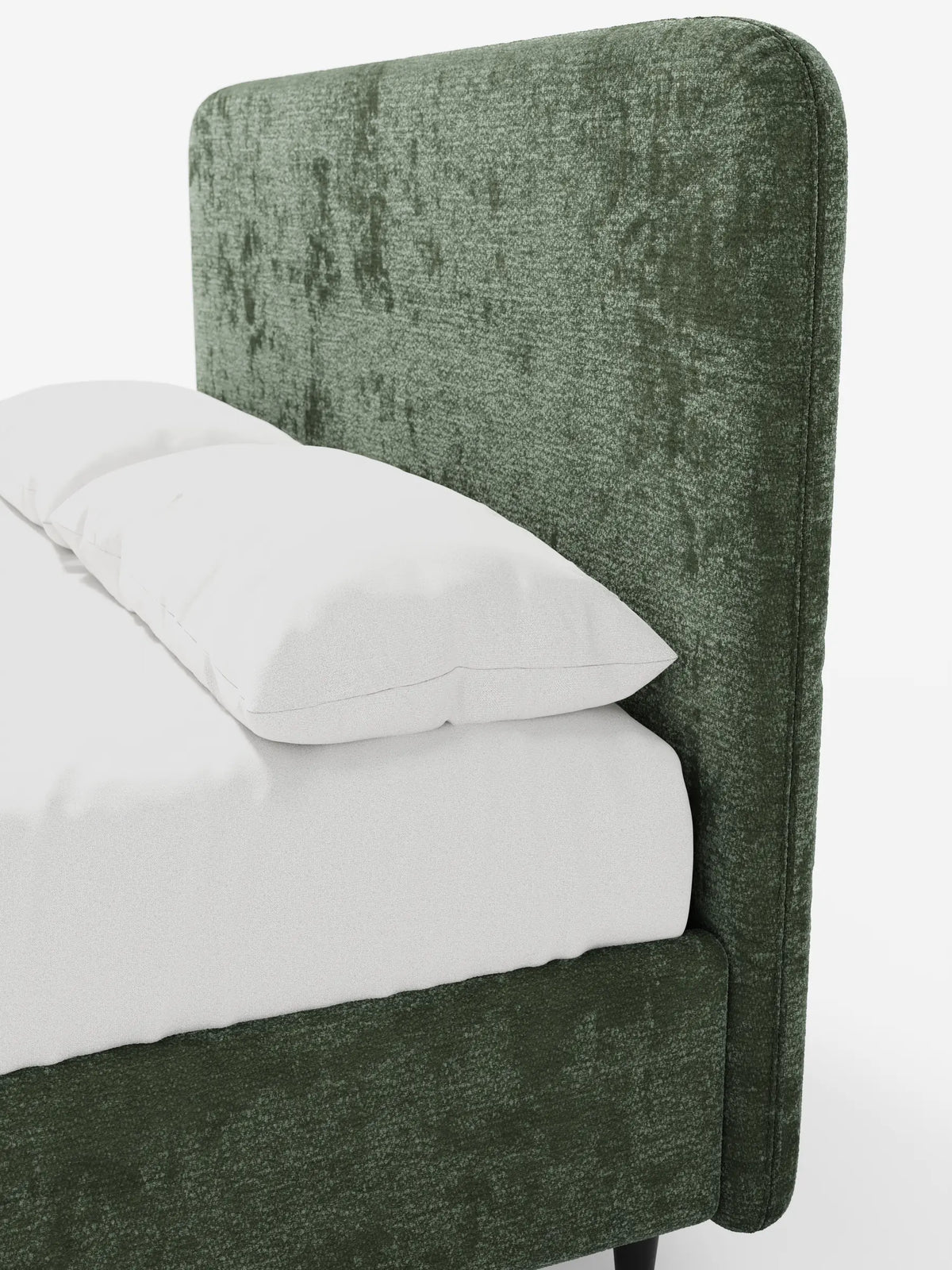 Il letto KAELOS minimal imbottito – con contenitore, gambe alte e testiera arrotondata in tessuto ciniglia – presenta una testiera e una base imbottite di colore verde scuro, due cuscini bianchi e gambe corte e scure su uno sfondo bianco a tinta unita.