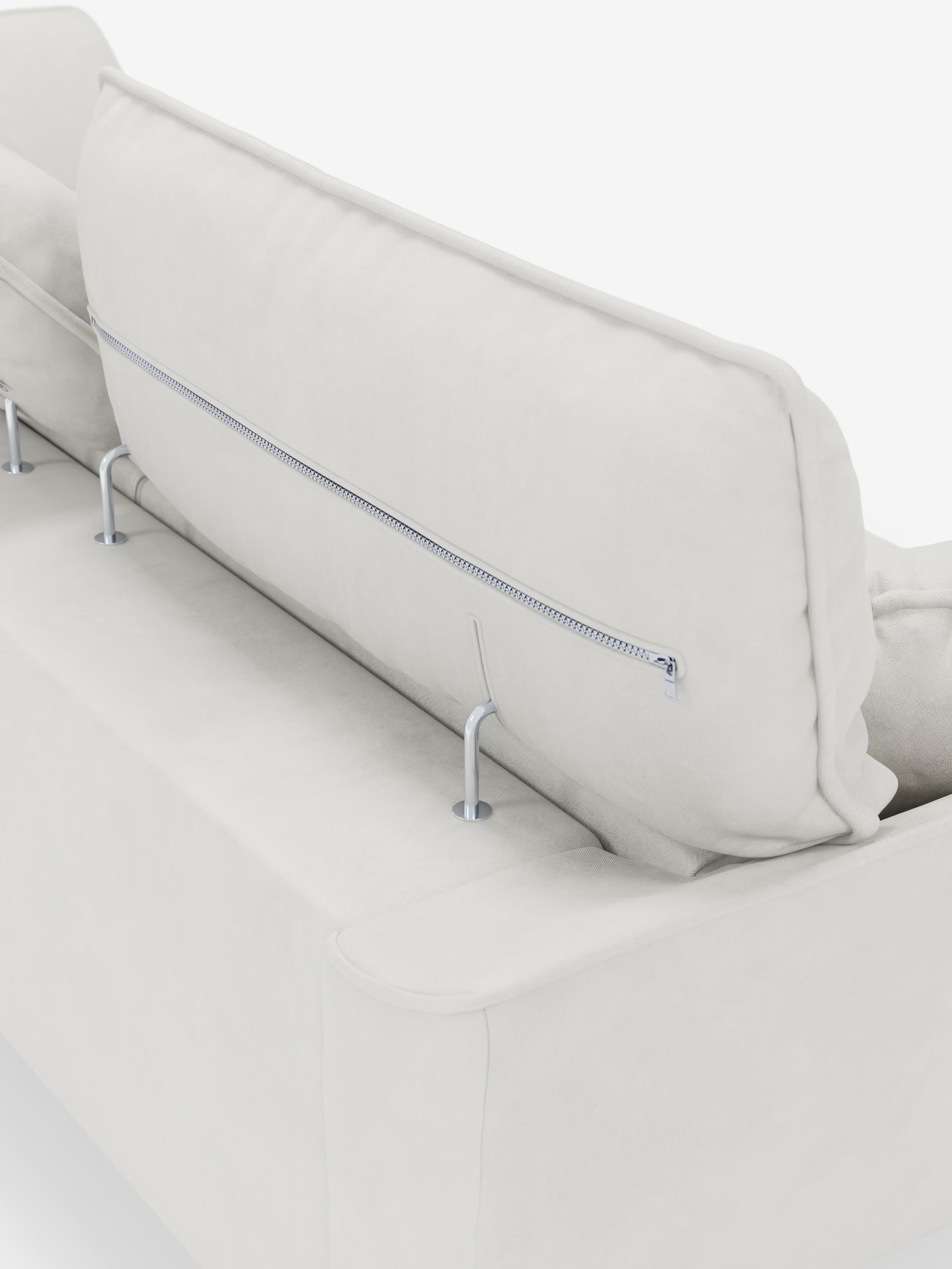 Un primo piano del modello Michelangelo 4 Posti di Divani.Store — un divano a quattro posti con tre sedute estraibili e poggiatesta reclinabili, rivestito in elegante tessuto velour T30 resistente alle macchie — mostra il cuscino dello schienale parzialmente sollevato, rivelando una cerniera e tre aste di sostegno in metallo integrate nella struttura per una maggiore stabilità. La trama morbida e soffice evoca il comfort di una chaise longue di lusso. Lo sfondo è bianco a tinta unita.