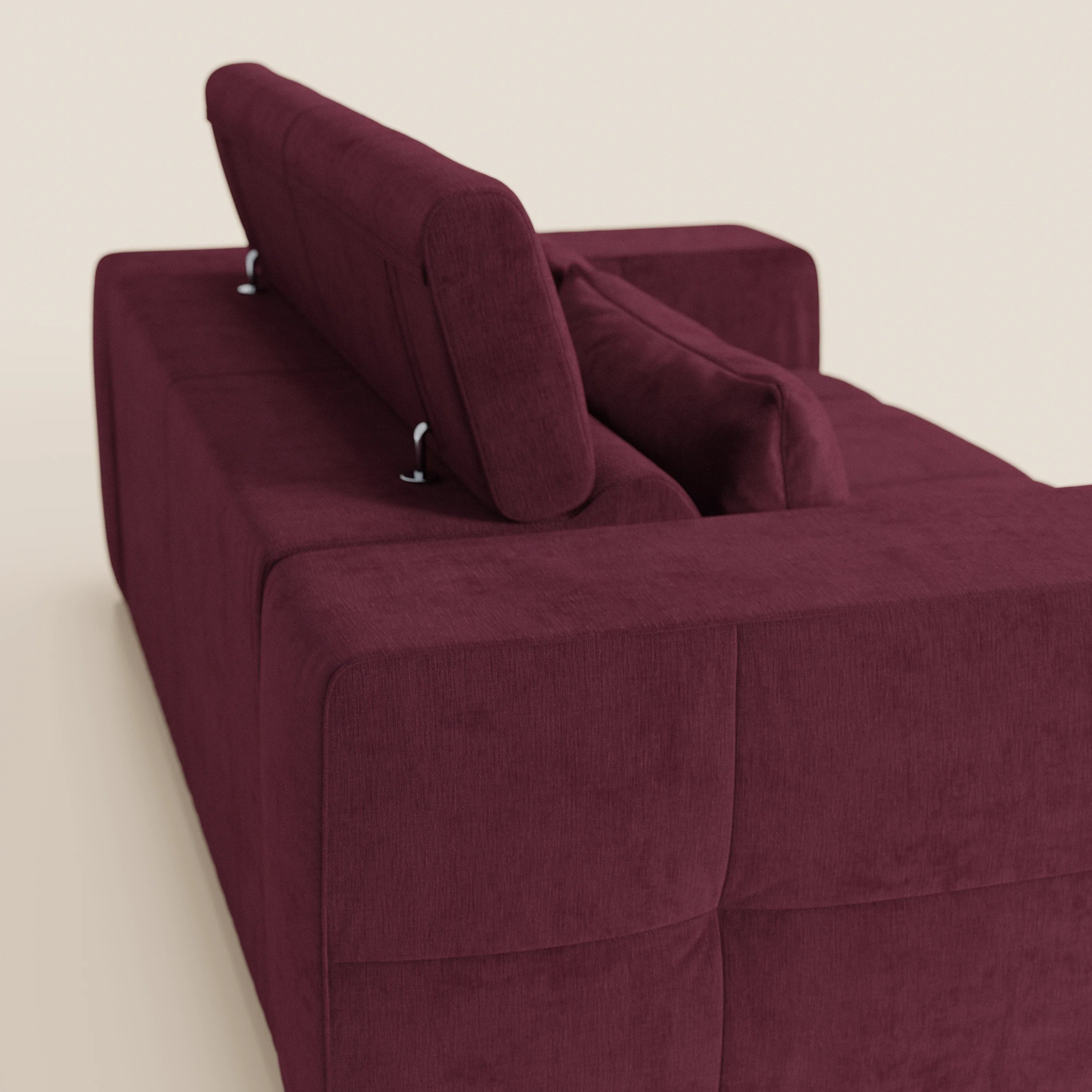 Il Monarch Divano con Relax Elettrico di Divani.Store, presentato in tessuto smacchiabile T31 bordeaux intenso, presenta uno schienale parzialmente eretto con cerniere metalliche a vista e un cuscino coordinato. L'ambientazione è a tinta unita, con sfondo chiaro.