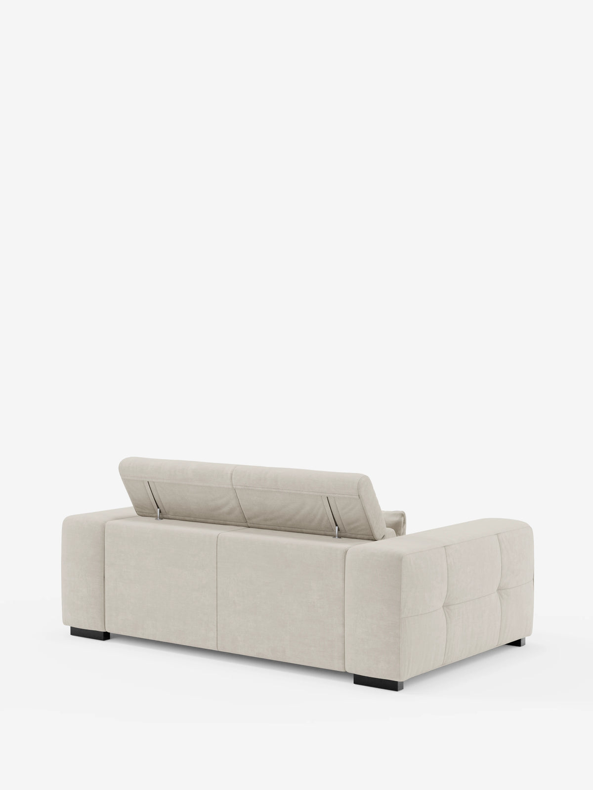 Il divano contemporaneo Monarch con funzione relax elettrica per l'allungamento delle sedute e poggiatesta reclinabile, realizzato in morbido tessuto smacchiabile T31 da Divani.Store, in una tonalità beige chiaro, presenta una silhouette squadrata e morbidi braccioli trapuntati. Il divano presenta angoli squadrati, poggiatesta regolabili parzialmente rialzati sullo schienale e poggia su bassi piedini neri su uno sfondo bianco.