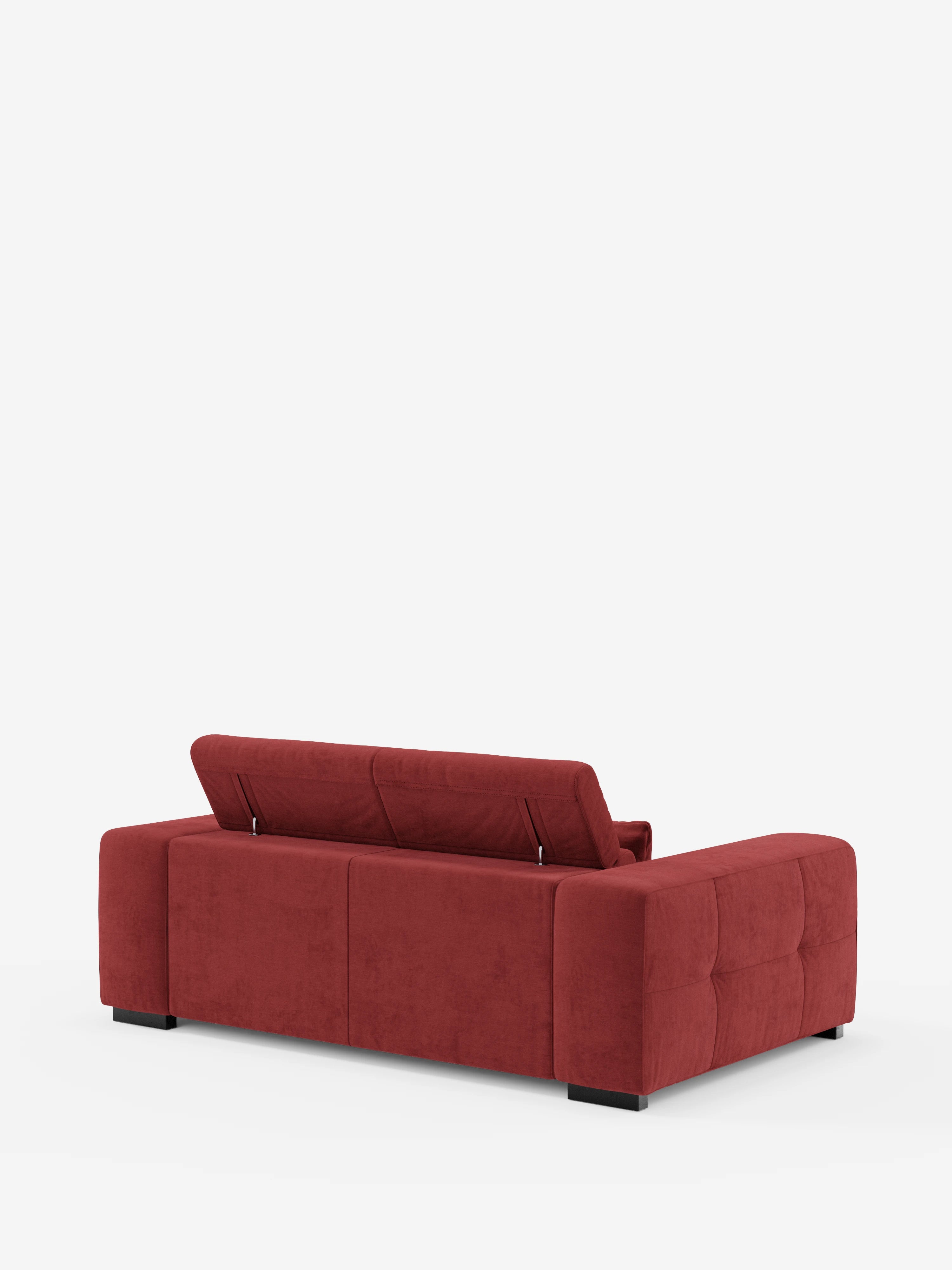Il divano Monarch con funzione relax elettrica per l’allungamento delle sedute e poggiatesta reclinabile in morbido tessuto antimacchia T31 di Divani.Store è raffigurato di retro. Questo divano rosso e moderno presenta linee pulite e ampi braccioli trapuntati. Lo schienale parzialmente sollevato rivela il meccanismo di reclinazione elettrico progettato per l’allungamento delle sedute e i poggiatesta regolabili. Il divano poggia su piccoli piedini a blocco neri su uno sfondo bianco a tinta unita.