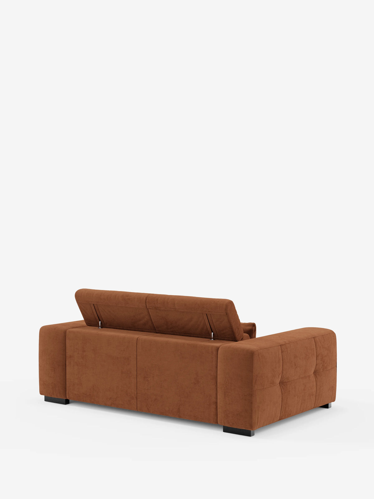 Il divano Monarch con funzione relax elettrica per l’allungamento delle sedute e poggiatesta reclinabile, rivestito in morbido tessuto lavabile T31 di Divani.Store è un moderno divano in tessuto marrone caratterizzato da due schienali regolabili, braccioli squadrati, fianchi trapuntati che ricordano un divano capitonné e gambe basse nere, raffigurato su uno sfondo bianco a tinta unita.