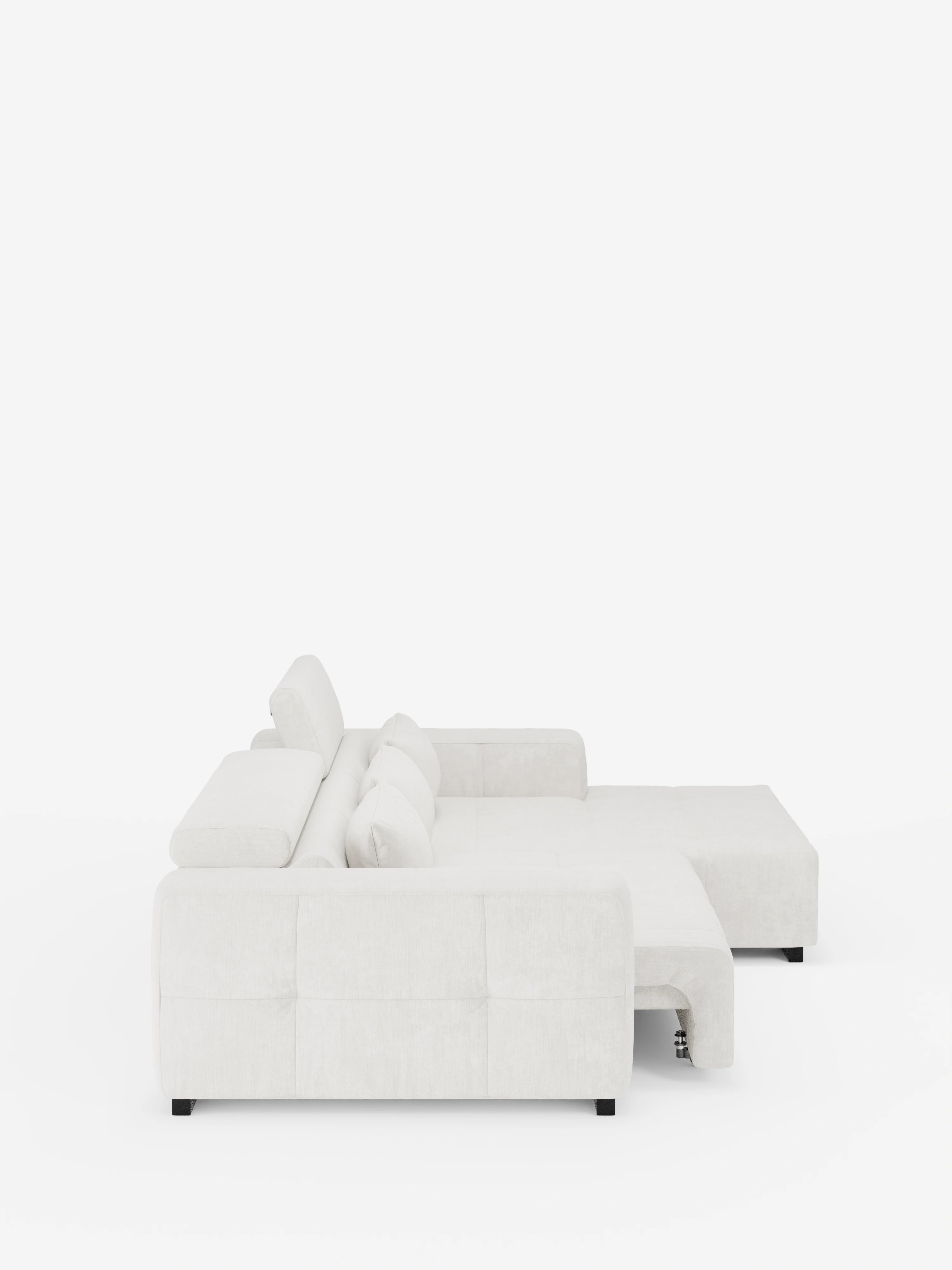 Un divano componibile contemporaneo bianco a forma di L (angolare con penisola) della linea Monarch di Divani.Store, caratterizzato da cuscini rettangolari bassi per lo schienale e la seduta, piedini neri, estensione elettrica della seduta per un maggiore comfort e poggiatesta regolabili. Il divano è rivestito in morbido tessuto T31 resistente alle macchie ed è ripreso di profilo su uno sfondo bianco a tinta unita.