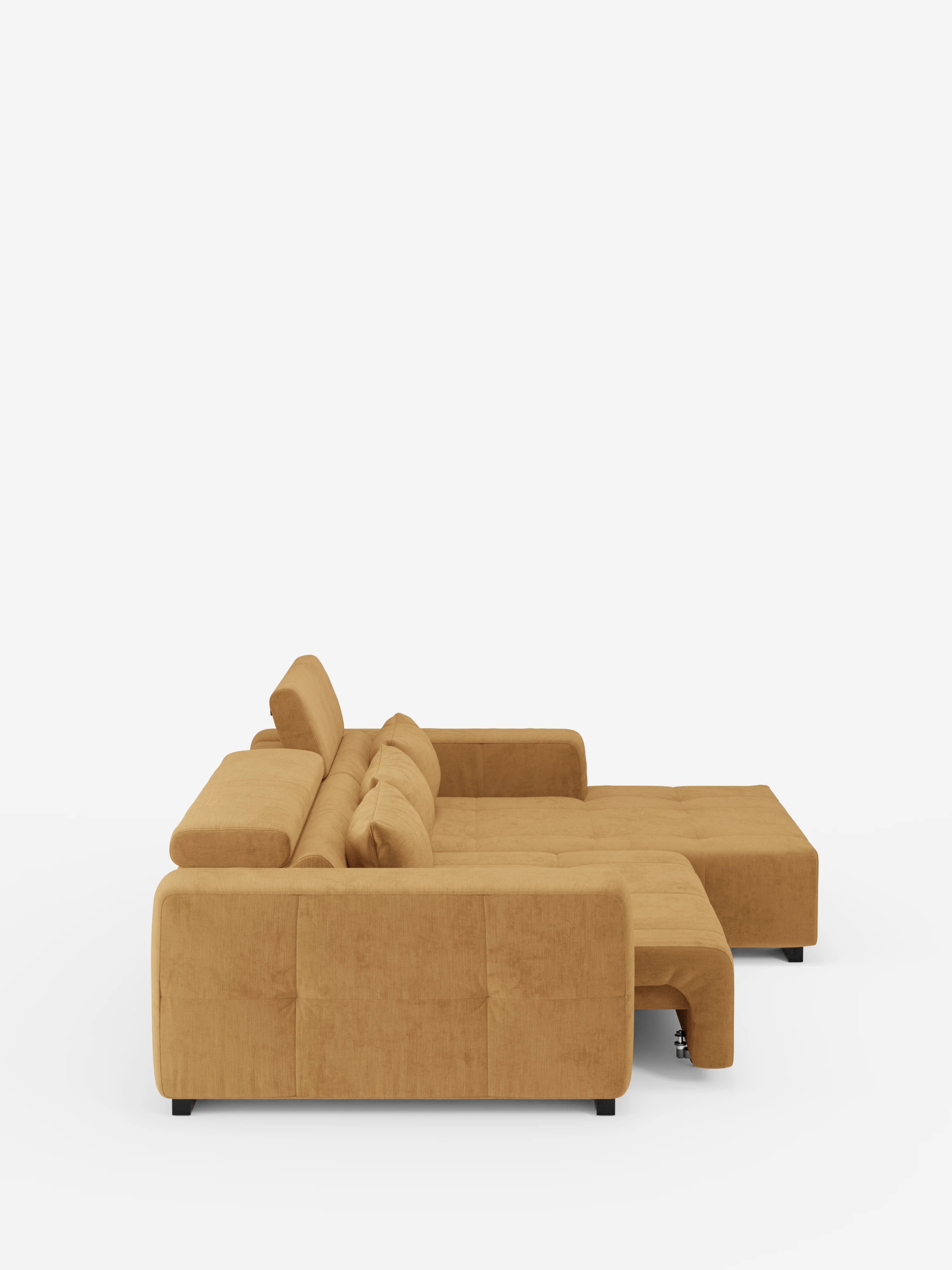 Il divano angolare Monarch Divano con penisola e funzione Relax Elettrico per l’allungamento delle sedute, di Divani.Store, è presentato con ampi cuscini e una chaise longue estesa sul lato destro, visto da sinistra, su uno sfondo bianco a tinta unita. Questo divano componibile è dotato di gambe basse nere, tre cuscini dello schienale e poggiatesta regolabili in morbido tessuto T31 resistente alle macchie per il massimo comfort, rendendolo un complemento perfetto per qualsiasi soggiorno moderno.