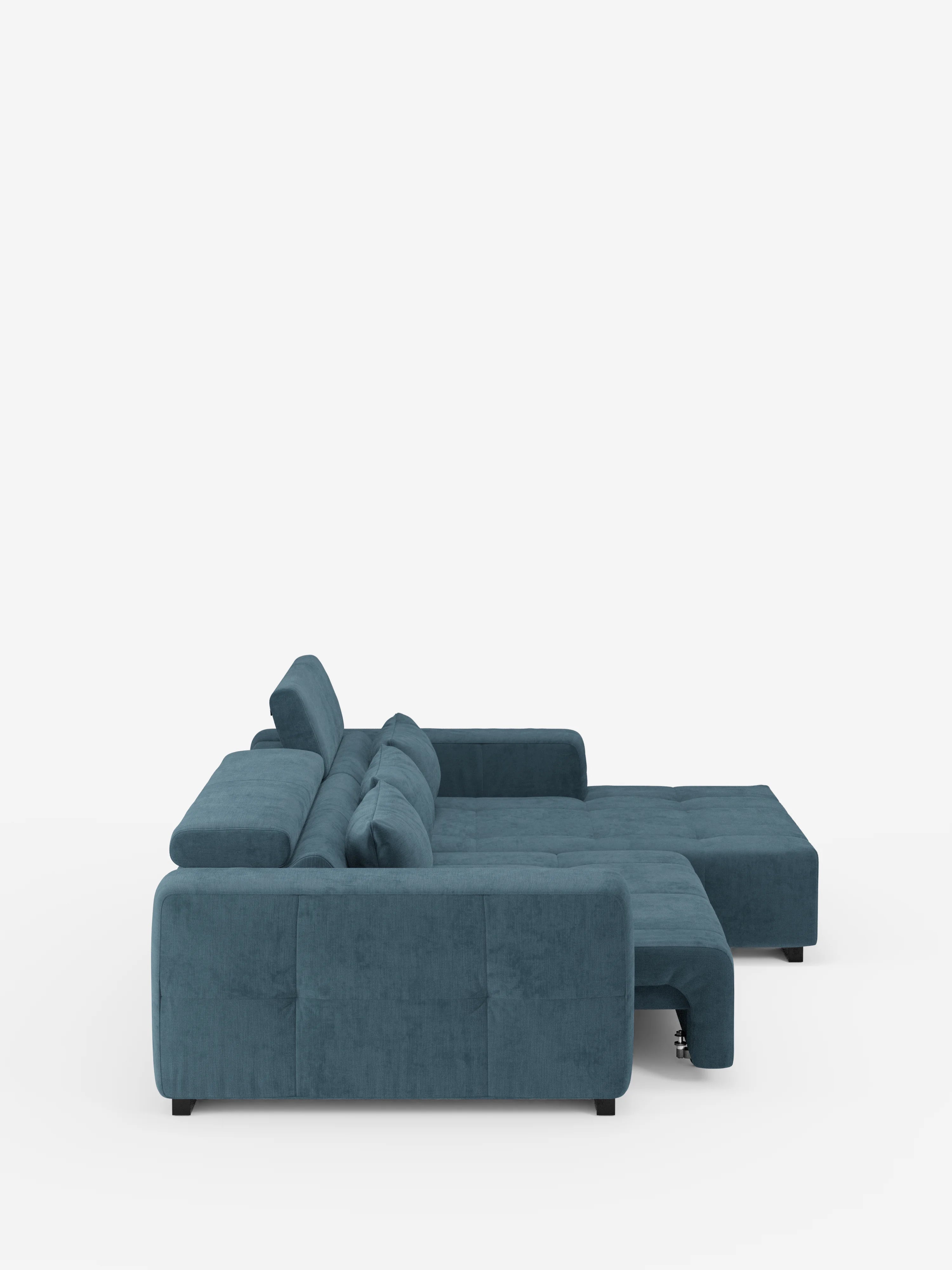 Il divano angolare Monarch con penisola e funzione Relax Elettrico per l’allungamento delle sedute di Divani.Store è raffigurato di profilo su uno sfondo bianco. Questo moderno divano componibile color verde acqua è dotato di cuscini spessi in morbido tessuto T31 resistente alle macchie, poggiatesta reclinabili regolabili e una sezione chaise longue estesa per un relax ottimale. Il suo design minimalista presenta braccioli squadrati e gambe corte di colore nero.