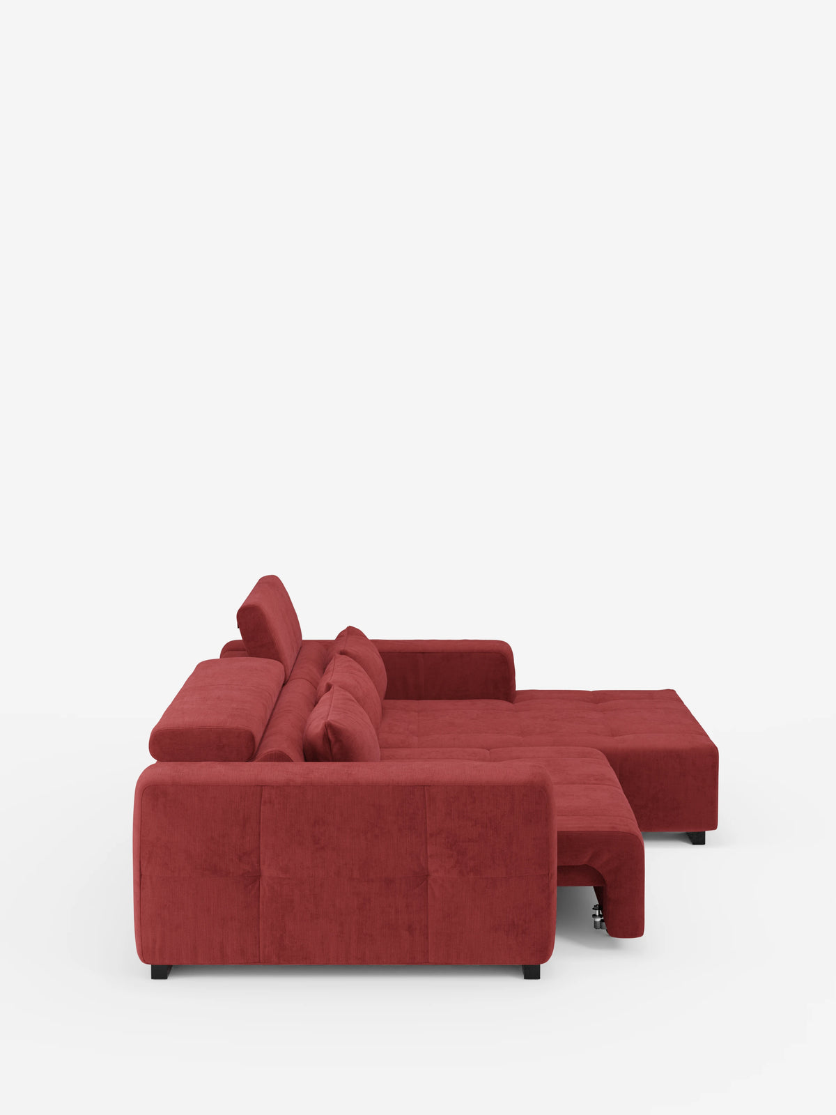 Una vista laterale mostra il divano Monarch Divano angolare con penisola e Relax Elettrico per l'allungamento delle sedute di Divani.Store, rivestito in morbido tessuto T31 rosso intenso resistente alle macchie. Questo divano moderno è dotato di una chaise longue estraibile, poggiatesta reclinabili regolabili e gambe corte nere, il tutto su uno sfondo bianco a tinta unita.