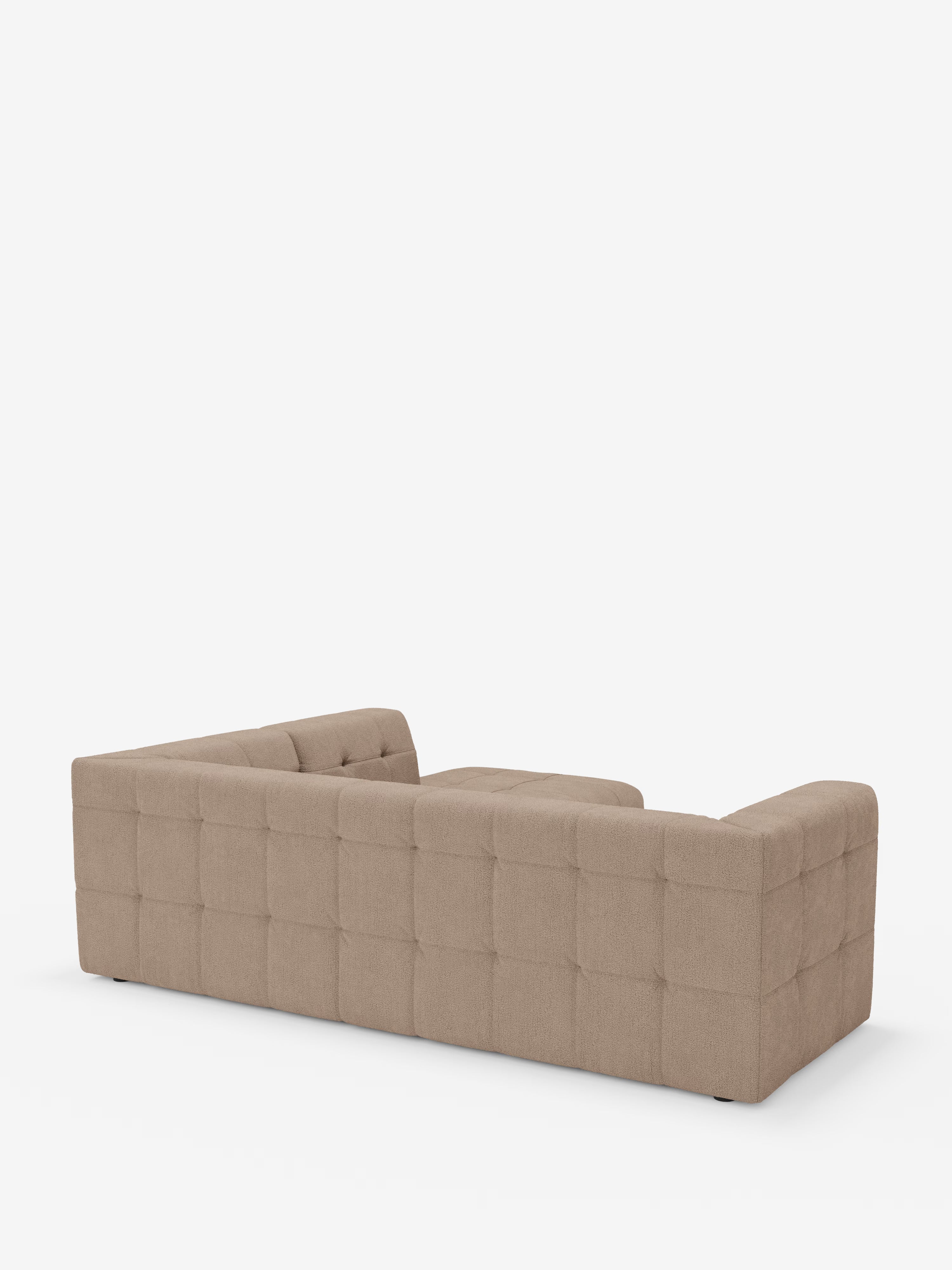 Ecco una versione riscritta della frase utilizzando i dati del tuo prodotto: Il divano angolare componibile e modulare Mosaic in bouclé di Divani.Il modello Store presenta un design moderno dalle linee squadrate con schienale e braccioli bassi, un elegante rivestimento capitonné trapuntato ed è realizzato in tessuto T21 smacchiabile: perfetto per un soggiorno moderno. Questo divano componibile è raffigurato di retro su uno sfondo bianco a tinta unita.
