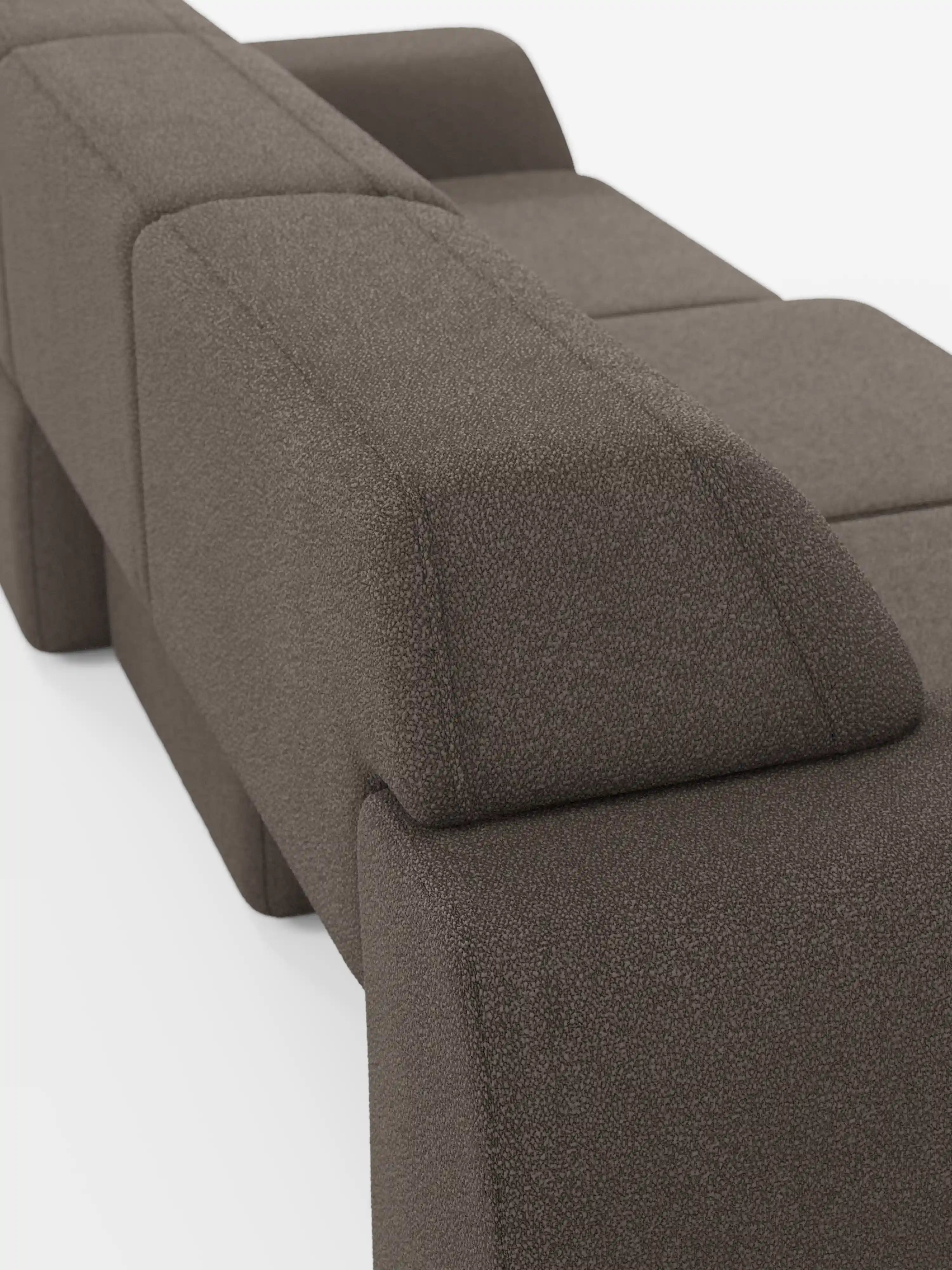 Un primo piano dello schienale e del bracciolo del divano Orbit con 3 sedute scorrevoli e allungabili in tessuto effetto cotone smacchiabile T33 di Divani.Store ne mette in risalto il design geometrico, i cuscini spessi e il morbido rivestimento marrone su sfondo bianco. Questo divano è dotato di tre sedute scorrevoli indipendenti allungabili ed è completamente sfoderabile per una facile manutenzione.