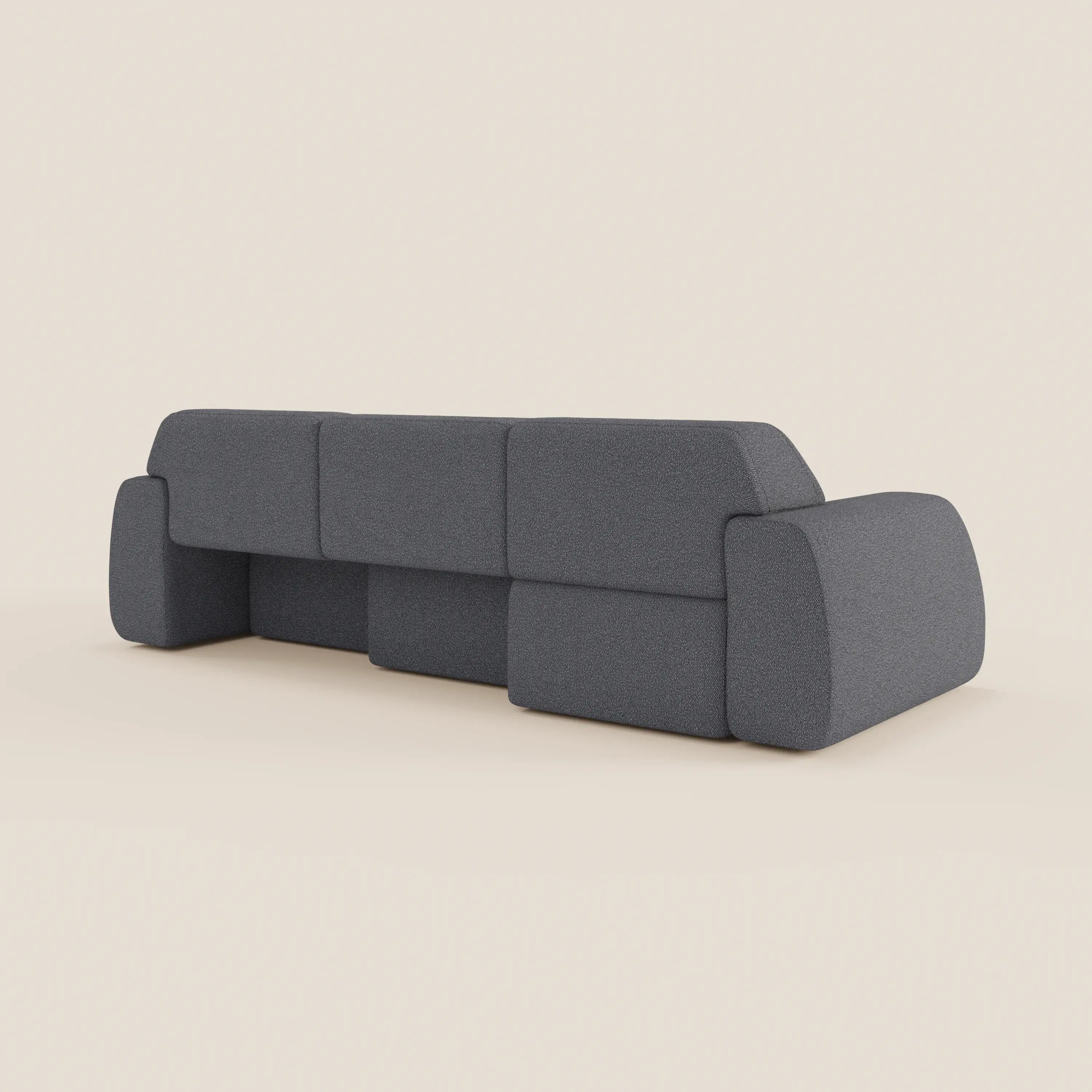 Il divano Orbit con 3 sedute scorrevoli e allungabili di Divani.Store è mostrato dal retro, caratterizzato da un moderno design squadrato con spesse sedute imbottite, ampi braccioli arrotondati e un morbido tessuto effetto cotone antimacchia T33.